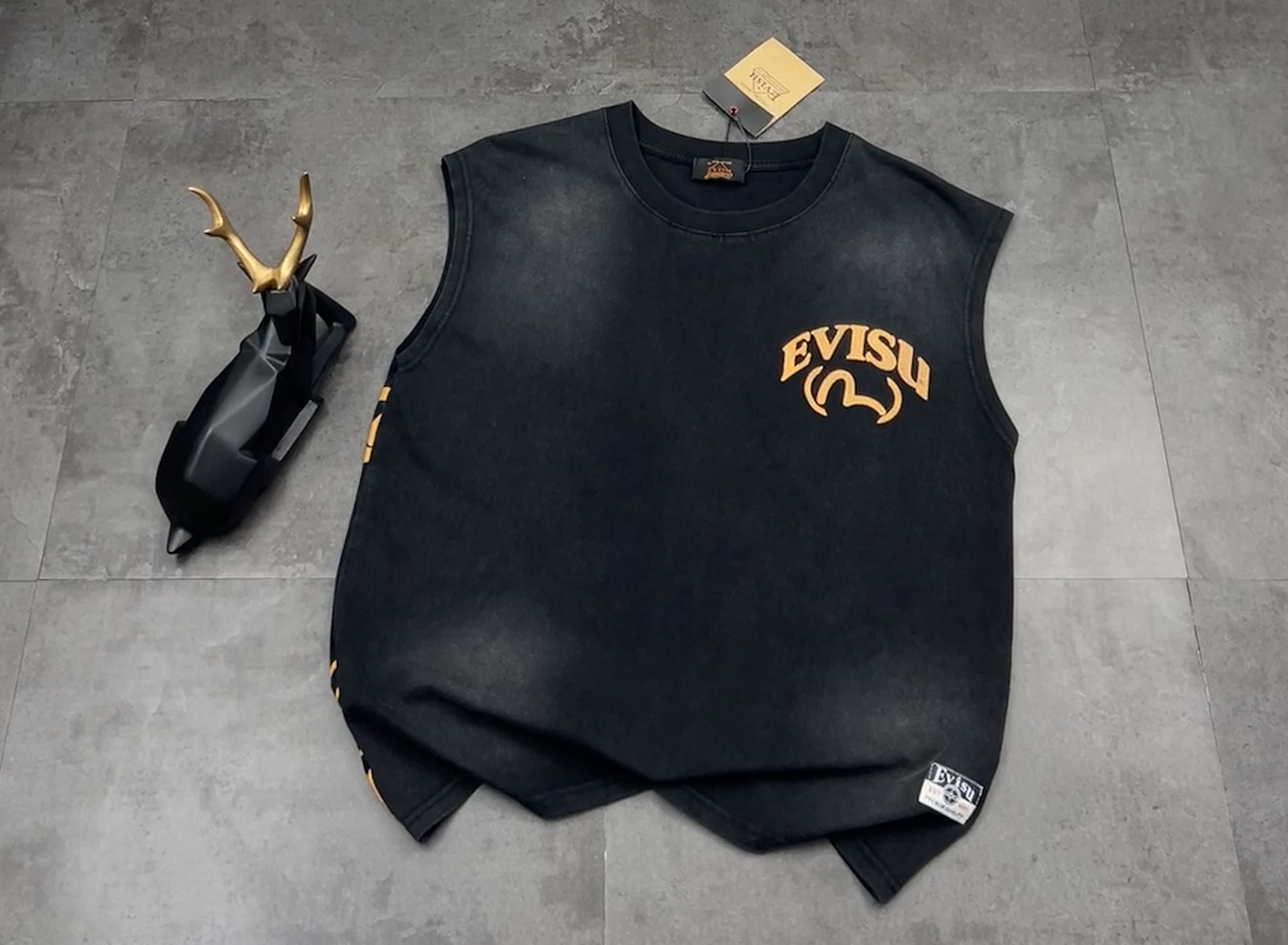 💰180包邮
👑新款背心🎽上新:25SS夏季新款福神EVISU 这件情侣背心直接把高级感拉满💥
✅ 面料:选用高品质双纱面料,自带做旧质感,摸起来软糯又挺括,透气不闷汗,夏天穿太香了~
✅ 款式:无袖设计,宽松又不失型格,搭短裤、工装裤都能炸场,街头感直接拉满🔥
✅ 工艺:经典 EVISU 进口数码印花 + 佛头图腾,复古又霸气,水洗做旧处理超有范儿,细节控狂喜!
走在街上回头率 200%,潮流玩家必入款,谁穿谁是街头酷盖~
颜色:黑色
尺码:M—L—XL—2XL
M:胸围104 肩宽52 衣长65
(建议体重100-125斤)
L :胸围108 肩宽53 衣长67
(建议体重125-145斤)
XL:胸围112 肩宽54 衣长69
(建议体重 145-165斤)
2XL:胸围116 肩宽55 衣长71
(建议体重 165-185斤)
👑温馨提示:手工平铺测量,误差在1-2cm内属于正常范围