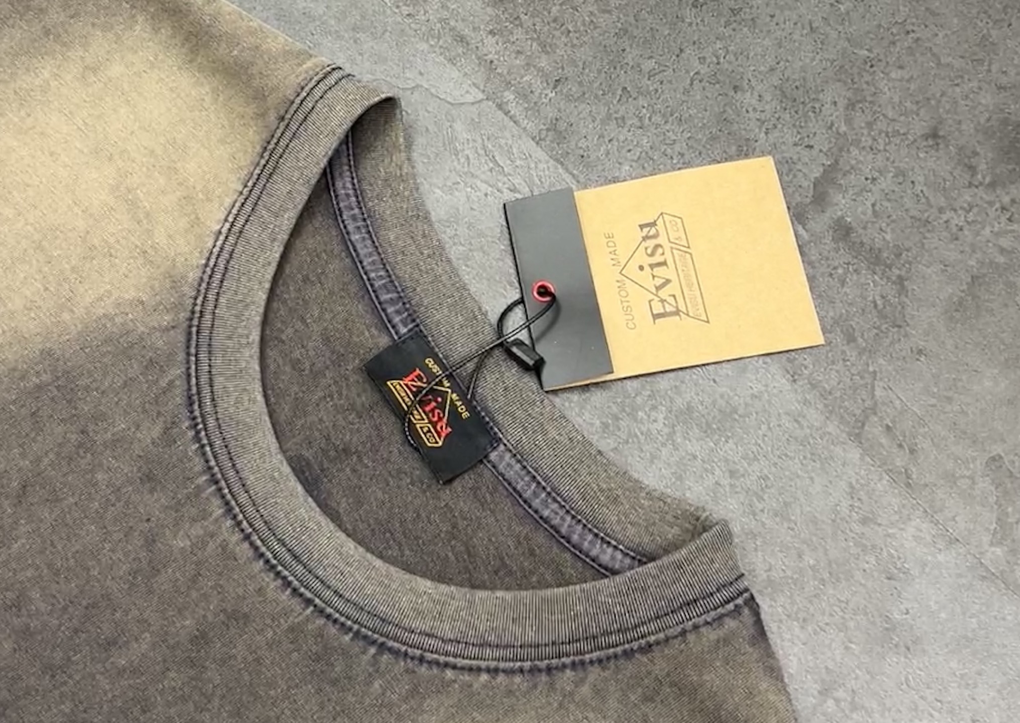 💰180包邮
👑新款背心🎽上新:25SS夏季新款福神EVISU 这件情侣背心直接把高级感拉满💥
✅ 面料:选用高品质双纱面料,自带做旧质感,摸起来软糯又挺括,透气不闷汗,夏天穿太香了~
✅ 款式:无袖设计,宽松又不失型格,搭短裤、工装裤都能炸场,街头感直接拉满🔥
✅ 工艺:经典 EVISU 进口数码印花 + 佛头图腾,复古又霸气,水洗做旧处理超有范儿,细节控狂喜!
走在街上回头率 200%,潮流玩家必入款,谁穿谁是街头酷盖~
颜色:咖啡色
尺码:M—L—XL—2XL
M:胸围102 肩宽50 衣长64
(建议体重100-120斤)
L :胸围106 肩宽51 衣长66
(建议体重120-140斤)
XL:胸围110 肩宽52 衣长68
(建议体重 140-160斤)
2XL:胸围114 肩宽53 衣长70
(建议体重 160-180斤)
👑温馨提示:手工平铺测量,误差在1-2cm内属于正常范围