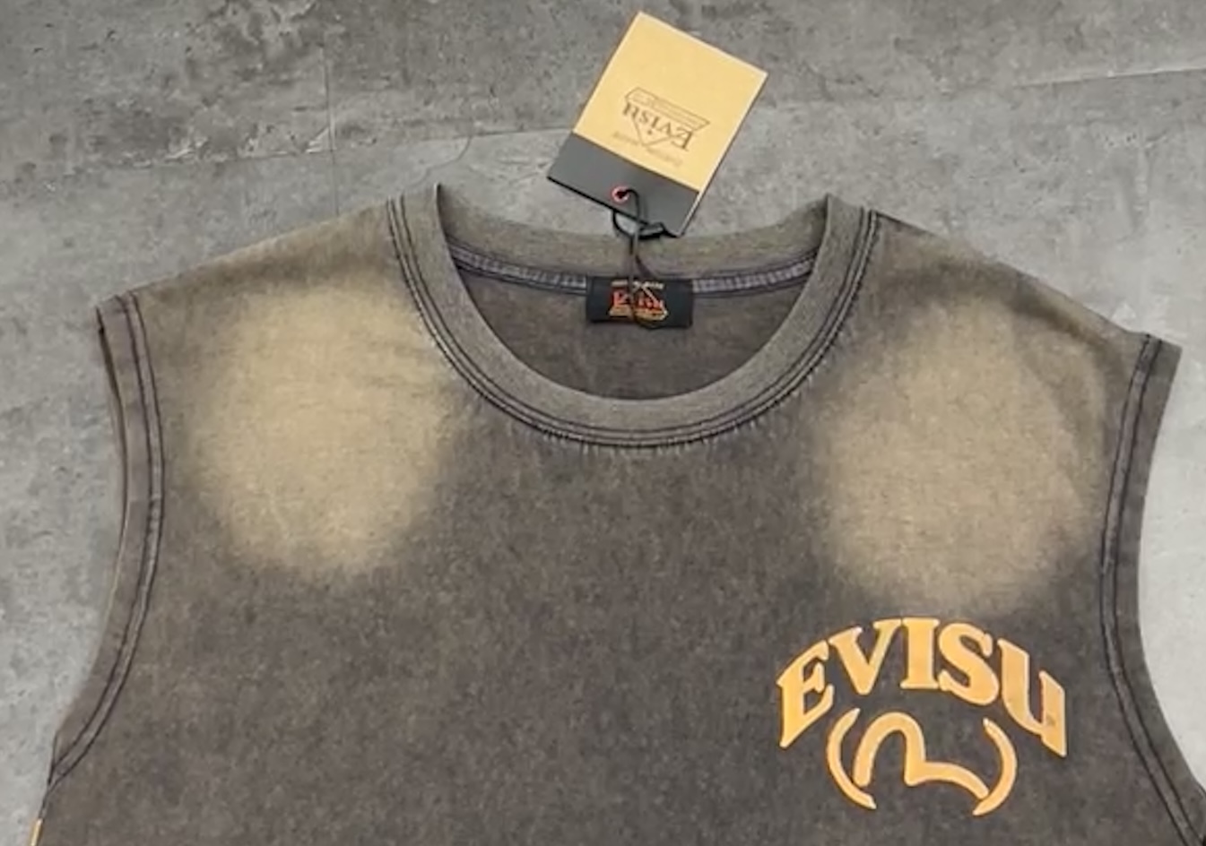 💰180包邮
👑新款背心🎽上新:25SS夏季新款福神EVISU 这件情侣背心直接把高级感拉满💥
✅ 面料:选用高品质双纱面料,自带做旧质感,摸起来软糯又挺括,透气不闷汗,夏天穿太香了~
✅ 款式:无袖设计,宽松又不失型格,搭短裤、工装裤都能炸场,街头感直接拉满🔥
✅ 工艺:经典 EVISU 进口数码印花 + 佛头图腾,复古又霸气,水洗做旧处理超有范儿,细节控狂喜!
走在街上回头率 200%,潮流玩家必入款,谁穿谁是街头酷盖~
颜色:咖啡色
尺码:M—L—XL—2XL
M:胸围102 肩宽50 衣长64
(建议体重100-120斤)
L :胸围106 肩宽51 衣长66
(建议体重120-140斤)
XL:胸围110 肩宽52 衣长68
(建议体重 140-160斤)
2XL:胸围114 肩宽53 衣长70
(建议体重 160-180斤)
👑温馨提示:手工平铺测量,误差在1-2cm内属于正常范围