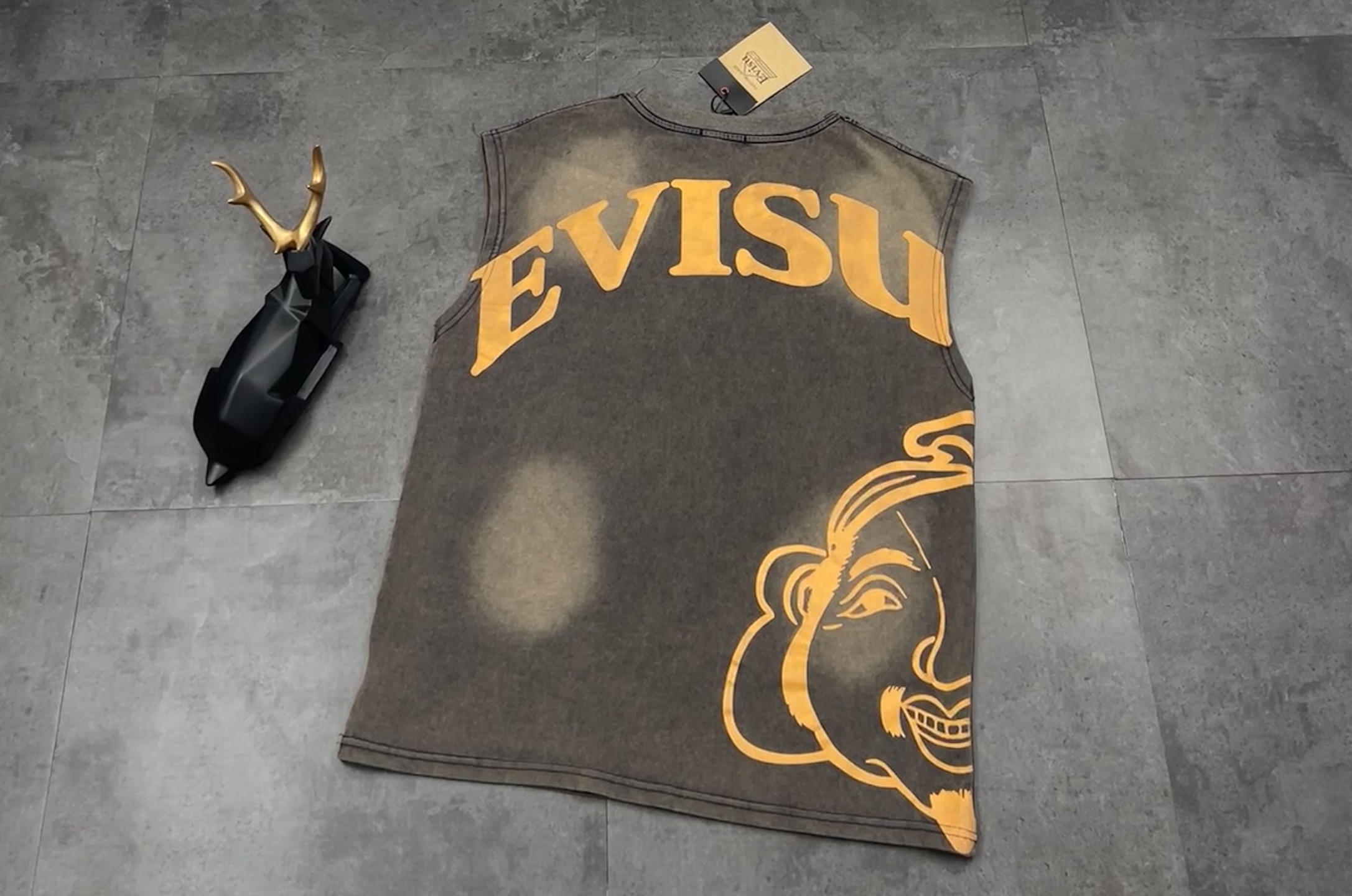 💰180包邮
👑新款背心🎽上新:25SS夏季新款福神EVISU 这件情侣背心直接把高级感拉满💥
✅ 面料:选用高品质双纱面料,自带做旧质感,摸起来软糯又挺括,透气不闷汗,夏天穿太香了~
✅ 款式:无袖设计,宽松又不失型格,搭短裤、工装裤都能炸场,街头感直接拉满🔥
✅ 工艺:经典 EVISU 进口数码印花 + 佛头图腾,复古又霸气,水洗做旧处理超有范儿,细节控狂喜!
走在街上回头率 200%,潮流玩家必入款,谁穿谁是街头酷盖~
颜色:咖啡色
尺码:M—L—XL—2XL
M:胸围102 肩宽50 衣长64
(建议体重100-120斤)
L :胸围106 肩宽51 衣长66
(建议体重120-140斤)
XL:胸围110 肩宽52 衣长68
(建议体重 140-160斤)
2XL:胸围114 肩宽53 衣长70
(建议体重 160-180斤)
👑温馨提示:手工平铺测量,误差在1-2cm内属于正常范围