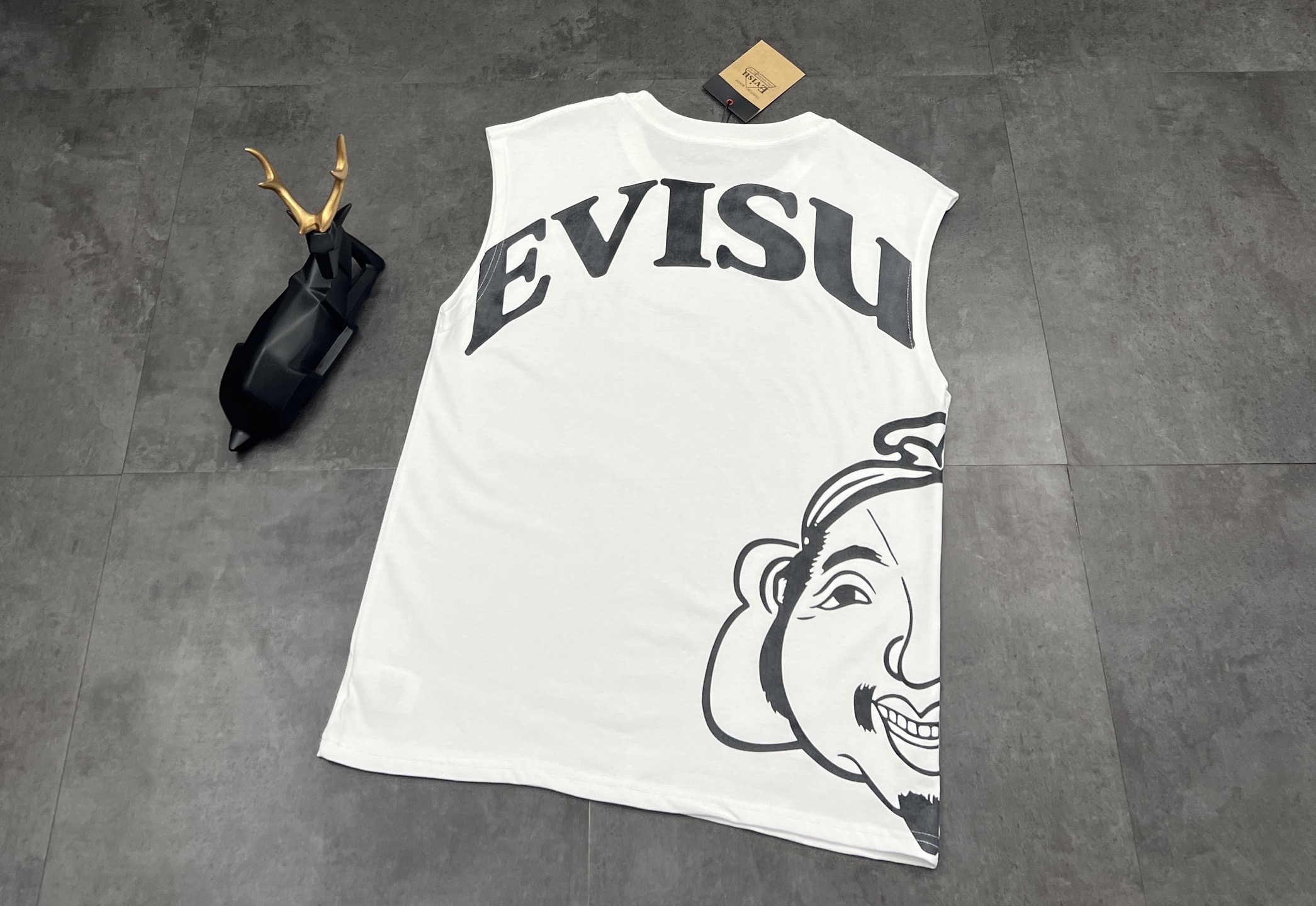 💰180包邮
👑新款背心🎽上新:25SS夏季新款福神EVISU 这件情侣背心直接把高级感拉满💥
✅ 面料:选用高品质双纱面料,自带做旧质感,摸起来软糯又挺括,透气不闷汗,夏天穿太香了~
✅ 款式:无袖设计,宽松又不失型格,搭短裤、工装裤都能炸场,街头感直接拉满🔥
✅ 工艺:经典 EVISU 进口数码印花 + 佛头图腾,复古又霸气,水洗做旧处理超有范儿,细节控狂喜!
走在街上回头率 200%,潮流玩家必入款,谁穿谁是街头酷盖~
颜色:白色
尺码:M—L—XL—2XL
M:胸围106 肩宽52 衣长69
(建议体重110-130斤)
L :胸围110 肩宽53 衣长71
(建议体重130-150斤)
XL:胸围114 肩宽54 衣长73
(建议体重 150-170斤)
2XL:胸围118 肩宽55 衣长75
(建议体重 170-185斤)
👑温馨提示:手工平铺测量,误差在1-2cm内属于正常范围