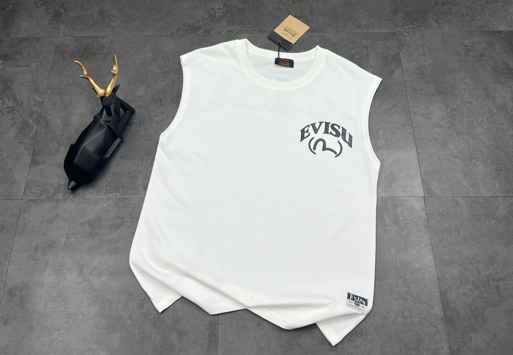 💰180包邮
👑新款背心🎽上新:25SS夏季新款福神EVISU 这件情侣背心直接把高级感拉满💥
✅ 面料:选用高品质双纱面料,自带做旧质感,摸起来软糯又挺括,透气不闷汗,夏天穿太香了~
✅ 款式:无袖设计,宽松又不失型格,搭短裤、工装裤都能炸场,街头感直接拉满🔥
✅ 工艺:经典 EVISU 进口数码印花 + 佛头图腾,复古又霸气,水洗做旧处理超有范儿,细节控狂喜!
走在街上回头率 200%,潮流玩家必入款,谁穿谁是街头酷盖~
颜色:白色
尺码:M—L—XL—2XL
M:胸围106 肩宽52 衣长69
(建议体重110-130斤)
L :胸围110 肩宽53 衣长71
(建议体重130-150斤)
XL:胸围114 肩宽54 衣长73
(建议体重 150-170斤)
2XL:胸围118 肩宽55 衣长75
(建议体重 170-185斤)
👑温馨提示:手工平铺测量,误差在1-2cm内属于正常范围