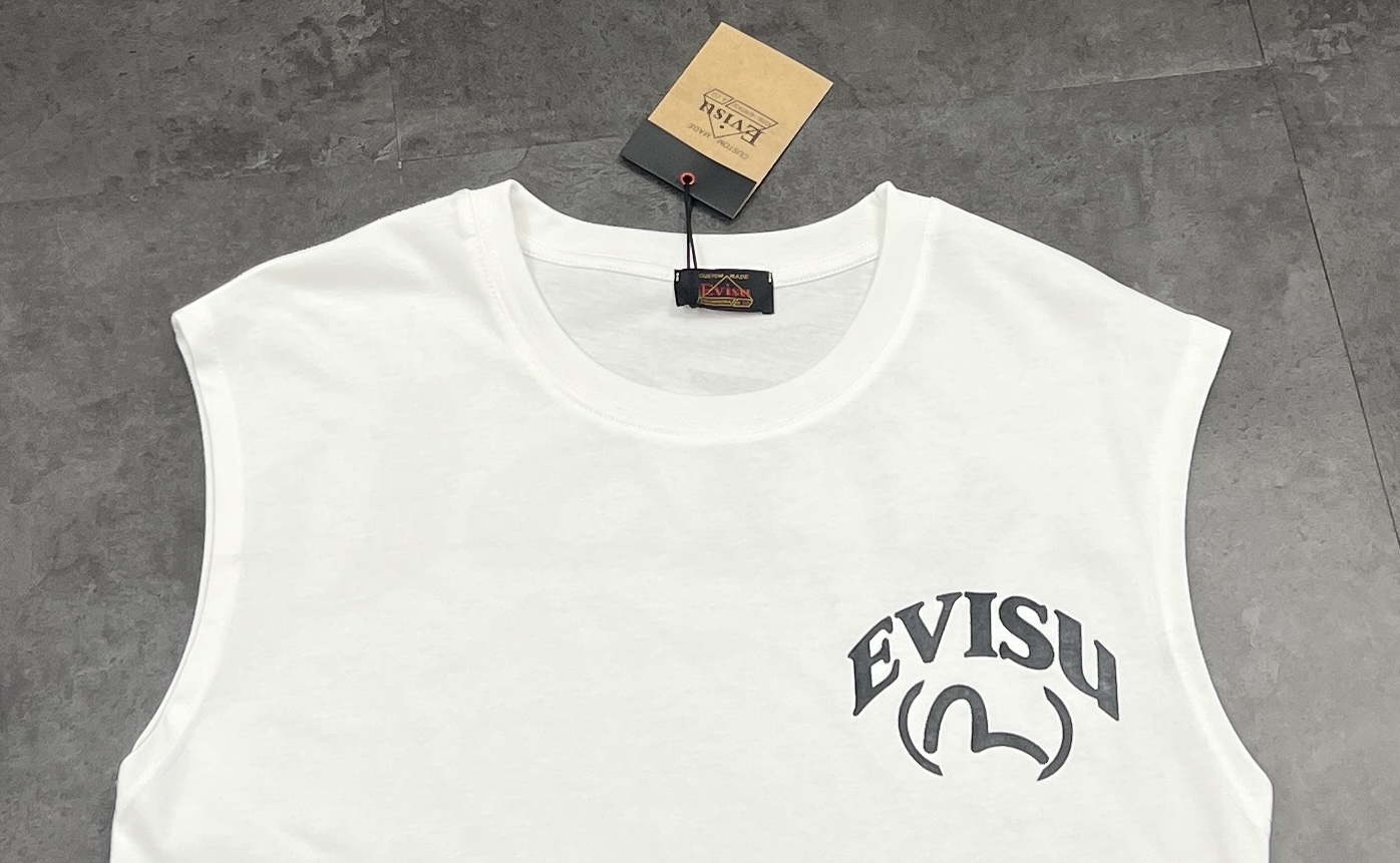 💰180包邮
👑新款背心🎽上新:25SS夏季新款福神EVISU 这件情侣背心直接把高级感拉满💥
✅ 面料:选用高品质双纱面料,自带做旧质感,摸起来软糯又挺括,透气不闷汗,夏天穿太香了~
✅ 款式:无袖设计,宽松又不失型格,搭短裤、工装裤都能炸场,街头感直接拉满🔥
✅ 工艺:经典 EVISU 进口数码印花 + 佛头图腾,复古又霸气,水洗做旧处理超有范儿,细节控狂喜!
走在街上回头率 200%,潮流玩家必入款,谁穿谁是街头酷盖~
颜色:白色
尺码:M—L—XL—2XL
M:胸围106 肩宽52 衣长69
(建议体重110-130斤)
L :胸围110 肩宽53 衣长71
(建议体重130-150斤)
XL:胸围114 肩宽54 衣长73
(建议体重 150-170斤)
2XL:胸围118 肩宽55 衣长75
(建议体重 170-185斤)
👑温馨提示:手工平铺测量,误差在1-2cm内属于正常范围