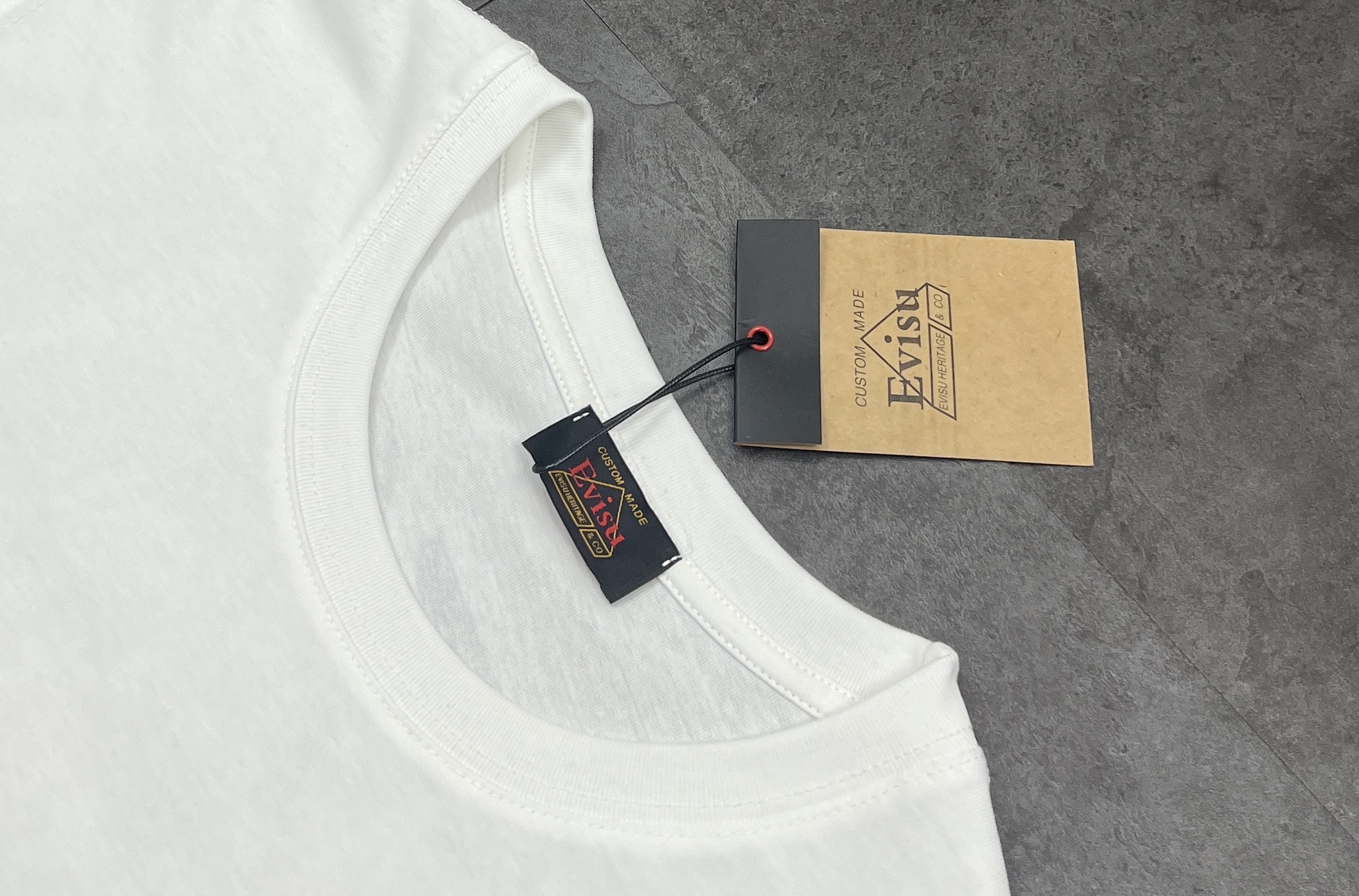 💰180包邮
👑新款背心🎽上新:25SS夏季新款福神EVISU 这件情侣背心直接把高级感拉满💥
✅ 面料:选用高品质双纱面料,自带做旧质感,摸起来软糯又挺括,透气不闷汗,夏天穿太香了~
✅ 款式:无袖设计,宽松又不失型格,搭短裤、工装裤都能炸场,街头感直接拉满🔥
✅ 工艺:经典 EVISU 进口数码印花 + 佛头图腾,复古又霸气,水洗做旧处理超有范儿,细节控狂喜!
走在街上回头率 200%,潮流玩家必入款,谁穿谁是街头酷盖~
颜色:白色
尺码:M—L—XL—2XL
M:胸围106 肩宽52 衣长69
(建议体重110-130斤)
L :胸围110 肩宽53 衣长71
(建议体重130-150斤)
XL:胸围114 肩宽54 衣长73
(建议体重 150-170斤)
2XL:胸围118 肩宽55 衣长75
(建议体重 170-185斤)
👑温馨提示:手工平铺测量,误差在1-2cm内属于正常范围