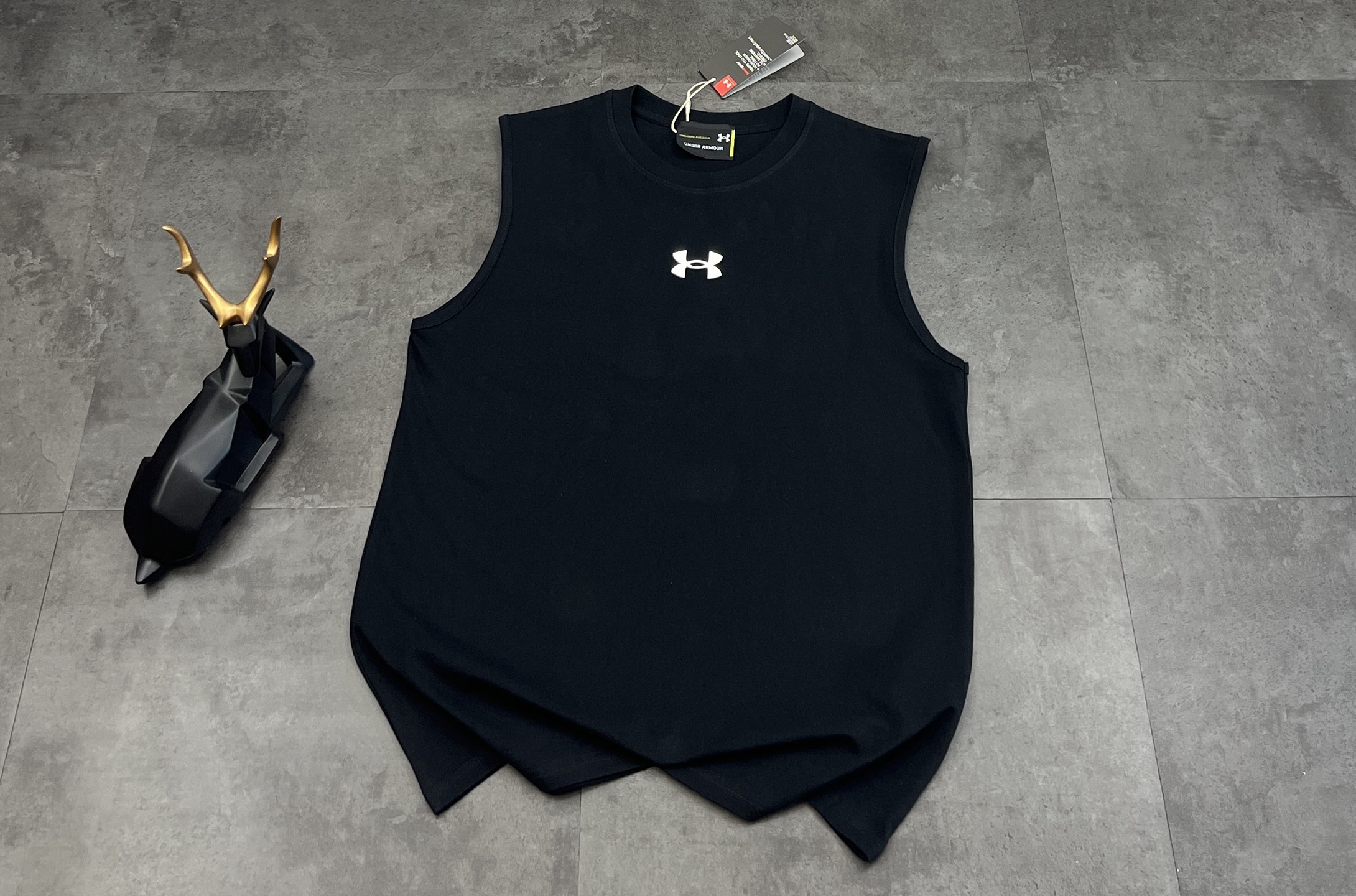 💰155包邮
❤️新款背心🎽上新🆕25ss夏季新品 安德玛(Under Armour)硅胶logo纯棉情侣背心!被问爆💥 这才是健身人该穿的背心
✅ 纯棉面料——
贴身穿像被云朵裹住☁️ 透气又柔软,
高强度撸铁出汗也不闷,
舒适度拉满还自带亲肤滤镜~
✅ 无袖剪裁——
完美适配各种训练场景🏋️♂️
手臂发力时不会有束缚感,
视觉上还能衬得肩宽背厚,
健身成果直接可视化!
✅ 硅胶工艺Logo——
立体又有质感,
不会像普通印花容易脱落,
细节里藏着的高级感,
随手一拍都是运动达人既视感📸
不管是健身房撸铁、户外慢跑,
还是日常当内搭叠穿,
这件背心都能让你帅得毫不费力✨
健身衣荒的兄弟,闭眼冲就完事儿!
颜色:白色/黑色
尺码:M—L—XL—2XL
M:胸围104 肩宽41.5 衣长70
(建议身高170-175厘米)
(建议体重110-135斤)
L :胸围108 肩宽43 衣长72
(建议身高175-180厘米)
(建议体重135-155斤)
XL:胸围112 肩宽44 衣长74
(建议身高180-185厘米)
(建议体重 155-175斤)
2XL:胸围116 肩宽45 衣长76
(建议身高185-190厘米)
(建议体重 175-195斤)
❤️温馨提示:手工平铺测量,误差在1-2cm内属于正常范围