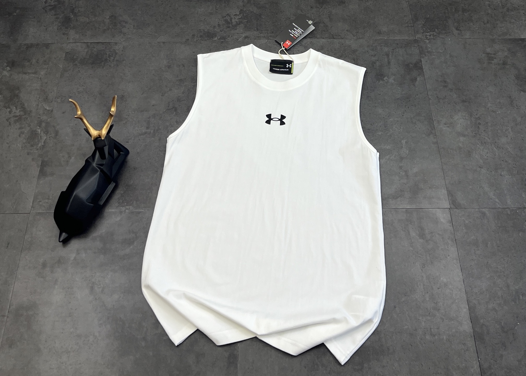 💰155包邮
❤️新款背心🎽上新🆕25ss夏季新品 安德玛(Under Armour)硅胶logo纯棉情侣背心!被问爆💥 这才是健身人该穿的背心
✅ 纯棉面料——
贴身穿像被云朵裹住☁️ 透气又柔软,
高强度撸铁出汗也不闷,
舒适度拉满还自带亲肤滤镜~
✅ 无袖剪裁——
完美适配各种训练场景🏋️♂️
手臂发力时不会有束缚感,
视觉上还能衬得肩宽背厚,
健身成果直接可视化!
✅ 硅胶工艺Logo——
立体又有质感,
不会像普通印花容易脱落,
细节里藏着的高级感,
随手一拍都是运动达人既视感📸
不管是健身房撸铁、户外慢跑,
还是日常当内搭叠穿,
这件背心都能让你帅得毫不费力✨
健身衣荒的兄弟,闭眼冲就完事儿!
颜色:白色/黑色
尺码:M—L—XL—2XL
M:胸围104 肩宽41.5 衣长70
(建议身高170-175厘米)
(建议体重110-135斤)
L :胸围108 肩宽43 衣长72
(建议身高175-180厘米)
(建议体重135-155斤)
XL:胸围112 肩宽44 衣长74
(建议身高180-185厘米)
(建议体重 155-175斤)
2XL:胸围116 肩宽45 衣长76
(建议身高185-190厘米)
(建议体重 175-195斤)
❤️温馨提示:手工平铺测量,误差在1-2cm内属于正常范围