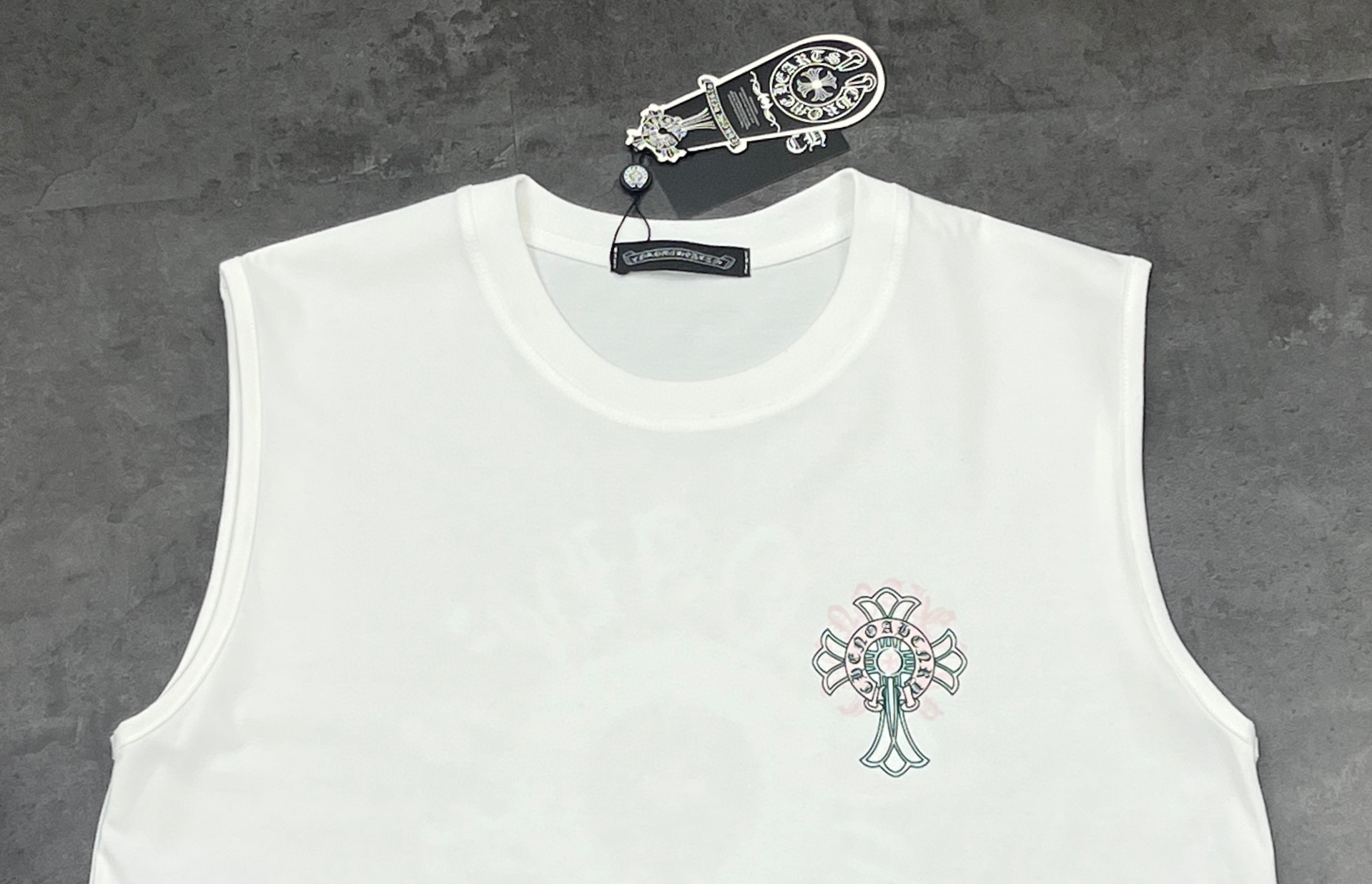 💰155包邮
👑新款背心🎽上新🆕25SS夏季新品 ChromeHearts 克罗心❤️背心 | 硬核穿搭的高阶玩法,被问爆💥 克罗心这波背心直接封神!
💎【纯棉面料】
选用高品质纯棉,触感软糯到像被云朵包围☁️ 透气又吸汗,夏天穿完全无负担,暴走一整天都清爽在线,舒适度和质感双拿捏🤏
💎【无袖款式】
无袖设计太绝!精准适配各种场景,日常出街搭短裤,随性又潮酷;健身撸铁穿,肌肉线条隐隐透出,荷尔蒙拉满🏋️ 极简剪裁自带松弛感,不挑身材,谁穿谁有型~
💎【工艺细节】
标志性十字花+哥特字母印花,精细到发丝💈 油墨立体感十足,水洗也不容易掉,自带克罗心独有的硬核暗黑调调,走在街上回头率200%,妥妥的穿搭硬通货!
想玩点不一样的时髦,这件必须锁死🔒 懂克罗心的都知道,这波入手不亏,穿个三五年还是潮圈顶流✔️
颜色:白色/黑色
尺码:M——L——XL——2XL
M:胸围104 肩宽41.5 衣长70
(建议身高170-175厘米)
(建议体重110-135斤)
L :胸围108 肩宽43 衣长72
(建议身高175-180厘米)
(建议体重135-155斤)
XL:胸围112 肩宽44 衣长74
(建议身高180-185厘米)
(建议体重 155-175斤)
2XL:胸围116 肩宽45 衣长76
(建议身高185-190厘米)
(建议体重 175-195斤)
👑温馨提示:手工平铺测量,误差在1-2cm内属于正常范围