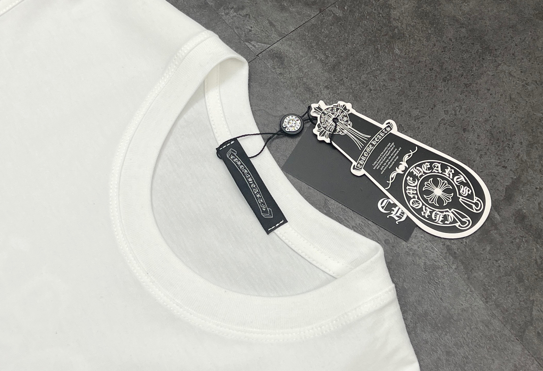 💰155包邮
👑新款背心🎽上新🆕25SS夏季新品 ChromeHearts 克罗心❤️背心 | 硬核穿搭的高阶玩法,被问爆💥 克罗心这波背心直接封神!
💎【纯棉面料】
选用高品质纯棉,触感软糯到像被云朵包围☁️ 透气又吸汗,夏天穿完全无负担,暴走一整天都清爽在线,舒适度和质感双拿捏🤏
💎【无袖款式】
无袖设计太绝!精准适配各种场景,日常出街搭短裤,随性又潮酷;健身撸铁穿,肌肉线条隐隐透出,荷尔蒙拉满🏋️ 极简剪裁自带松弛感,不挑身材,谁穿谁有型~
💎【工艺细节】
标志性十字花+哥特字母印花,精细到发丝💈 油墨立体感十足,水洗也不容易掉,自带克罗心独有的硬核暗黑调调,走在街上回头率200%,妥妥的穿搭硬通货!
想玩点不一样的时髦,这件必须锁死🔒 懂克罗心的都知道,这波入手不亏,穿个三五年还是潮圈顶流✔️
颜色:白色/黑色
尺码:M——L——XL——2XL
M:胸围104 肩宽41.5 衣长70
(建议身高170-175厘米)
(建议体重110-135斤)
L :胸围108 肩宽43 衣长72
(建议身高175-180厘米)
(建议体重135-155斤)
XL:胸围112 肩宽44 衣长74
(建议身高180-185厘米)
(建议体重 155-175斤)
2XL:胸围116 肩宽45 衣长76
(建议身高185-190厘米)
(建议体重 175-195斤)
👑温馨提示:手工平铺测量,误差在1-2cm内属于正常范围