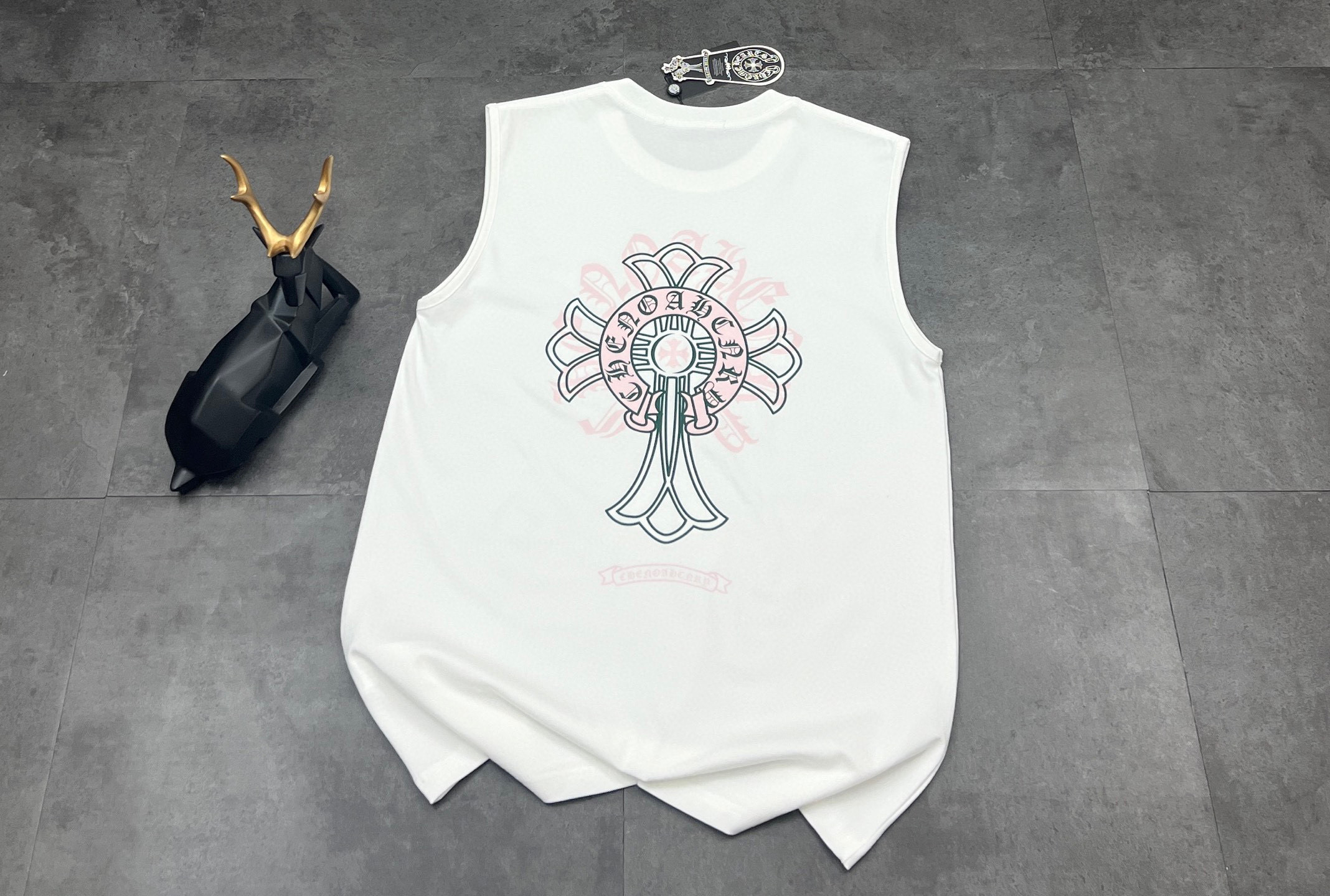 💰155包邮
👑新款背心🎽上新🆕25SS夏季新品 ChromeHearts 克罗心❤️背心 | 硬核穿搭的高阶玩法,被问爆💥 克罗心这波背心直接封神!
💎【纯棉面料】
选用高品质纯棉,触感软糯到像被云朵包围☁️ 透气又吸汗,夏天穿完全无负担,暴走一整天都清爽在线,舒适度和质感双拿捏🤏
💎【无袖款式】
无袖设计太绝!精准适配各种场景,日常出街搭短裤,随性又潮酷;健身撸铁穿,肌肉线条隐隐透出,荷尔蒙拉满🏋️ 极简剪裁自带松弛感,不挑身材,谁穿谁有型~
💎【工艺细节】
标志性十字花+哥特字母印花,精细到发丝💈 油墨立体感十足,水洗也不容易掉,自带克罗心独有的硬核暗黑调调,走在街上回头率200%,妥妥的穿搭硬通货!
想玩点不一样的时髦,这件必须锁死🔒 懂克罗心的都知道,这波入手不亏,穿个三五年还是潮圈顶流✔️
颜色:白色/黑色
尺码:M——L——XL——2XL
M:胸围104 肩宽41.5 衣长70
(建议身高170-175厘米)
(建议体重110-135斤)
L :胸围108 肩宽43 衣长72
(建议身高175-180厘米)
(建议体重135-155斤)
XL:胸围112 肩宽44 衣长74
(建议身高180-185厘米)
(建议体重 155-175斤)
2XL:胸围116 肩宽45 衣长76
(建议身高185-190厘米)
(建议体重 175-195斤)
👑温馨提示:手工平铺测量,误差在1-2cm内属于正常范围