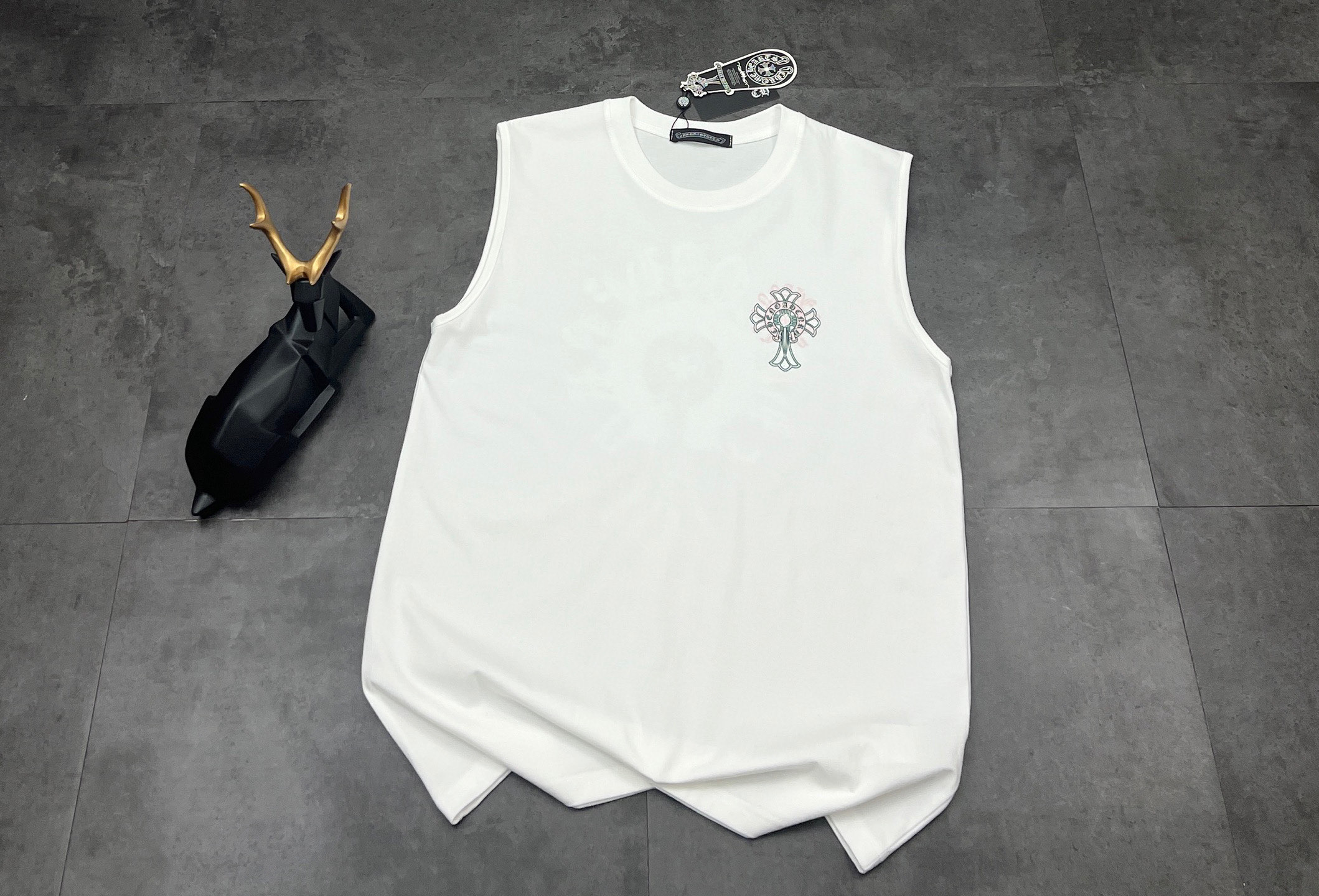 💰155包邮
👑新款背心🎽上新🆕25SS夏季新品 ChromeHearts 克罗心❤️背心 | 硬核穿搭的高阶玩法,被问爆💥 克罗心这波背心直接封神!
💎【纯棉面料】
选用高品质纯棉,触感软糯到像被云朵包围☁️ 透气又吸汗,夏天穿完全无负担,暴走一整天都清爽在线,舒适度和质感双拿捏🤏
💎【无袖款式】
无袖设计太绝!精准适配各种场景,日常出街搭短裤,随性又潮酷;健身撸铁穿,肌肉线条隐隐透出,荷尔蒙拉满🏋️ 极简剪裁自带松弛感,不挑身材,谁穿谁有型~
💎【工艺细节】
标志性十字花+哥特字母印花,精细到发丝💈 油墨立体感十足,水洗也不容易掉,自带克罗心独有的硬核暗黑调调,走在街上回头率200%,妥妥的穿搭硬通货!
想玩点不一样的时髦,这件必须锁死🔒 懂克罗心的都知道,这波入手不亏,穿个三五年还是潮圈顶流✔️
颜色:白色/黑色
尺码:M——L——XL——2XL
M:胸围104 肩宽41.5 衣长70
(建议身高170-175厘米)
(建议体重110-135斤)
L :胸围108 肩宽43 衣长72
(建议身高175-180厘米)
(建议体重135-155斤)
XL:胸围112 肩宽44 衣长74
(建议身高180-185厘米)
(建议体重 155-175斤)
2XL:胸围116 肩宽45 衣长76
(建议身高185-190厘米)
(建议体重 175-195斤)
👑温馨提示:手工平铺测量,误差在1-2cm内属于正常范围