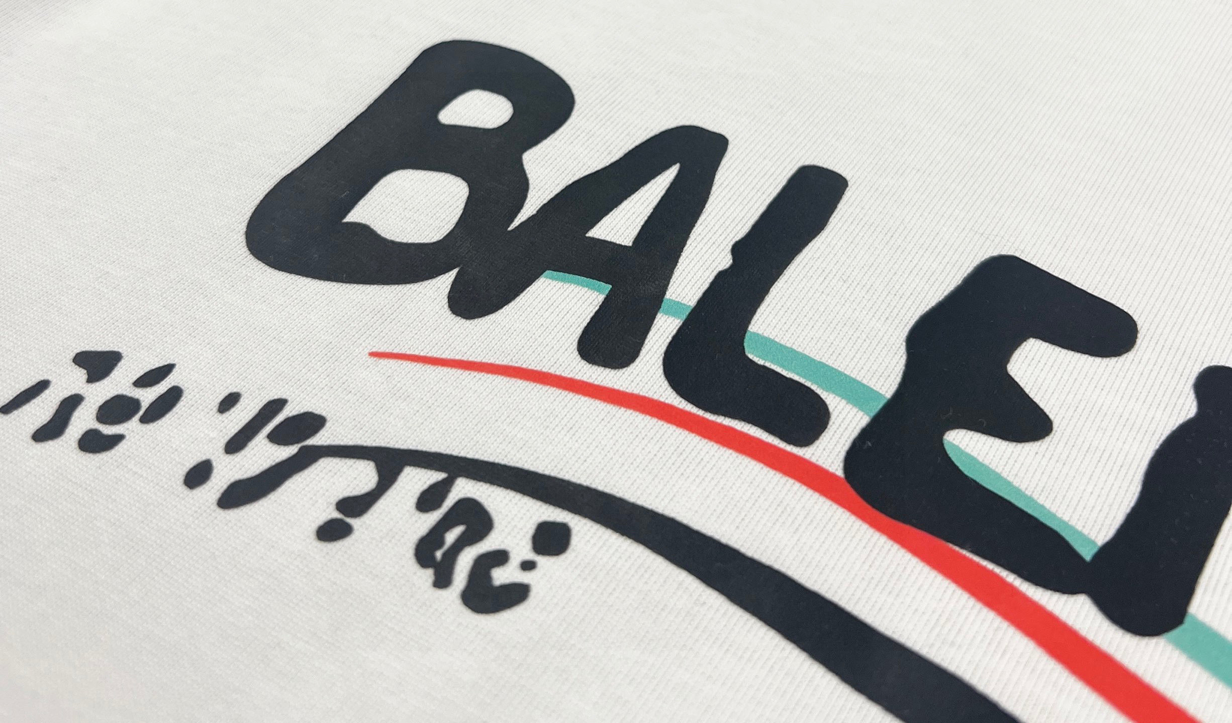 💰70
BAL 巴黎世家2025新品🆕模糊可乐圆领T恤，双纱柔软面料，对色定染面料，超精细平网印花工艺，潮流感十足，定染纯棉面料，OS版型，三标齐全，男女同款。
颜色：黑色/白色
尺码：M  L  XL  2XL

M：胸围54  肩宽52   衣长70   袖长22.5
（建议身高170-173厘米）
（建议体重110-135斤）
L：胸围 56  肩宽54   衣长72  袖长23
（建议身高173-175厘米）
（建议体重135-160斤）
XL：胸围58  肩宽56  衣长74  袖长23.5
（建议身高175-180厘米）
（建议体重160-185斤）
2XL：胸围60  肩宽58  衣长76   袖长24 
（建议身高180-185厘米）
（建议体重185-210斤）
👑温馨提示:手工平铺测量，误差在1-2cm内属于正常范围
