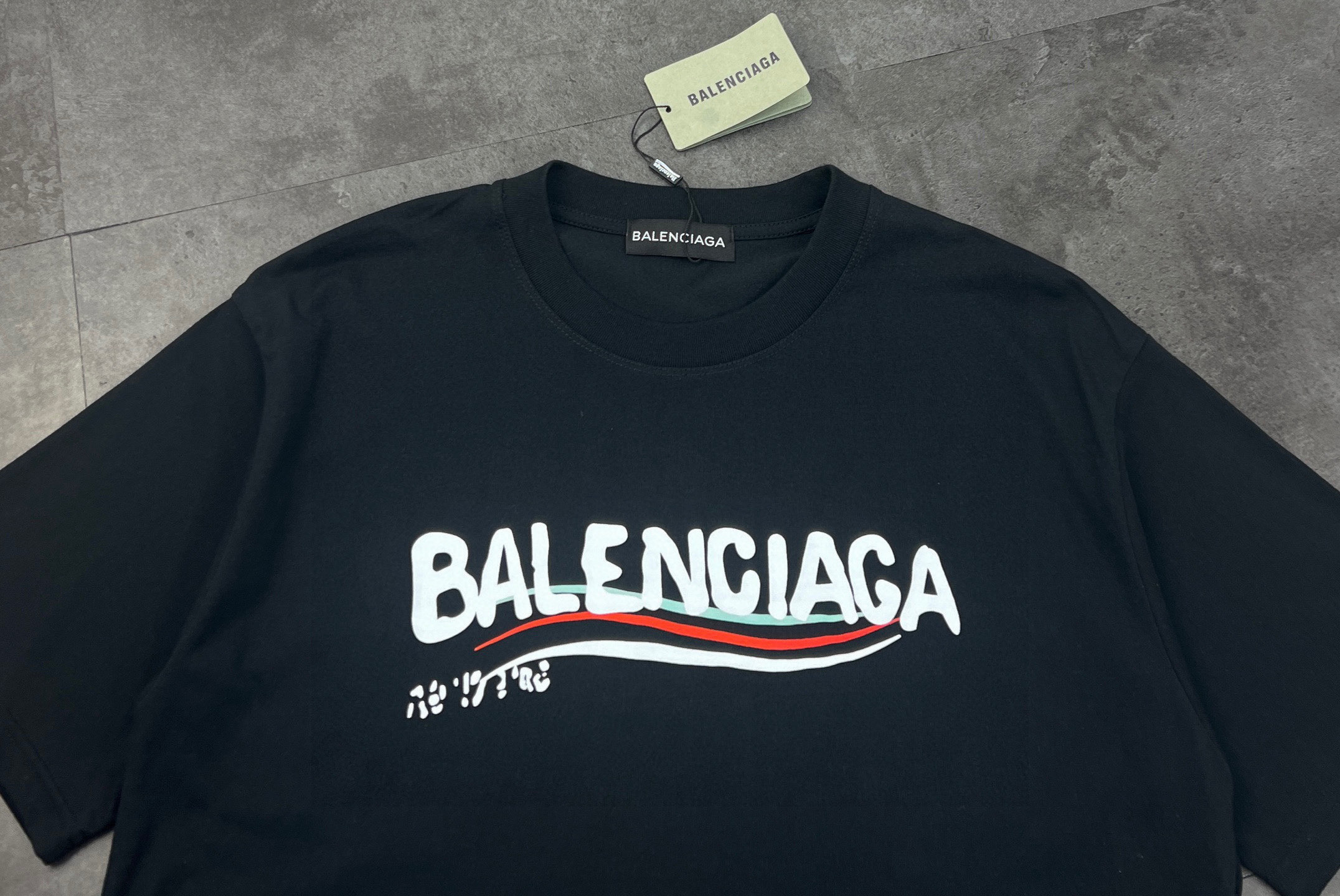 💰70
BAL 巴黎世家2025新品🆕模糊可乐圆领T恤,双纱柔软面料,对色定染面料,超精细平网印花工艺,潮流感十足,定染纯棉面料,OS版型,三标齐全,男女同款。
颜色:黑色/白色
尺码:M L XL 2XL
M:胸围54 肩宽52 衣长70 袖长22.5
(建议身高170-173厘米)
(建议体重110-135斤)
L:胸围 56 肩宽54 衣长72 袖长23
(建议身高173-175厘米)
(建议体重135-160斤)
XL:胸围58 肩宽56 衣长74 袖长23.5
(建议身高175-180厘米)
(建议体重160-185斤)
2XL:胸围60 肩宽58 衣长76 袖长24
(建议身高180-185厘米)
(建议体重185-210斤)
👑温馨提示:手工平铺测量,误差在1-2cm内属于正常范围