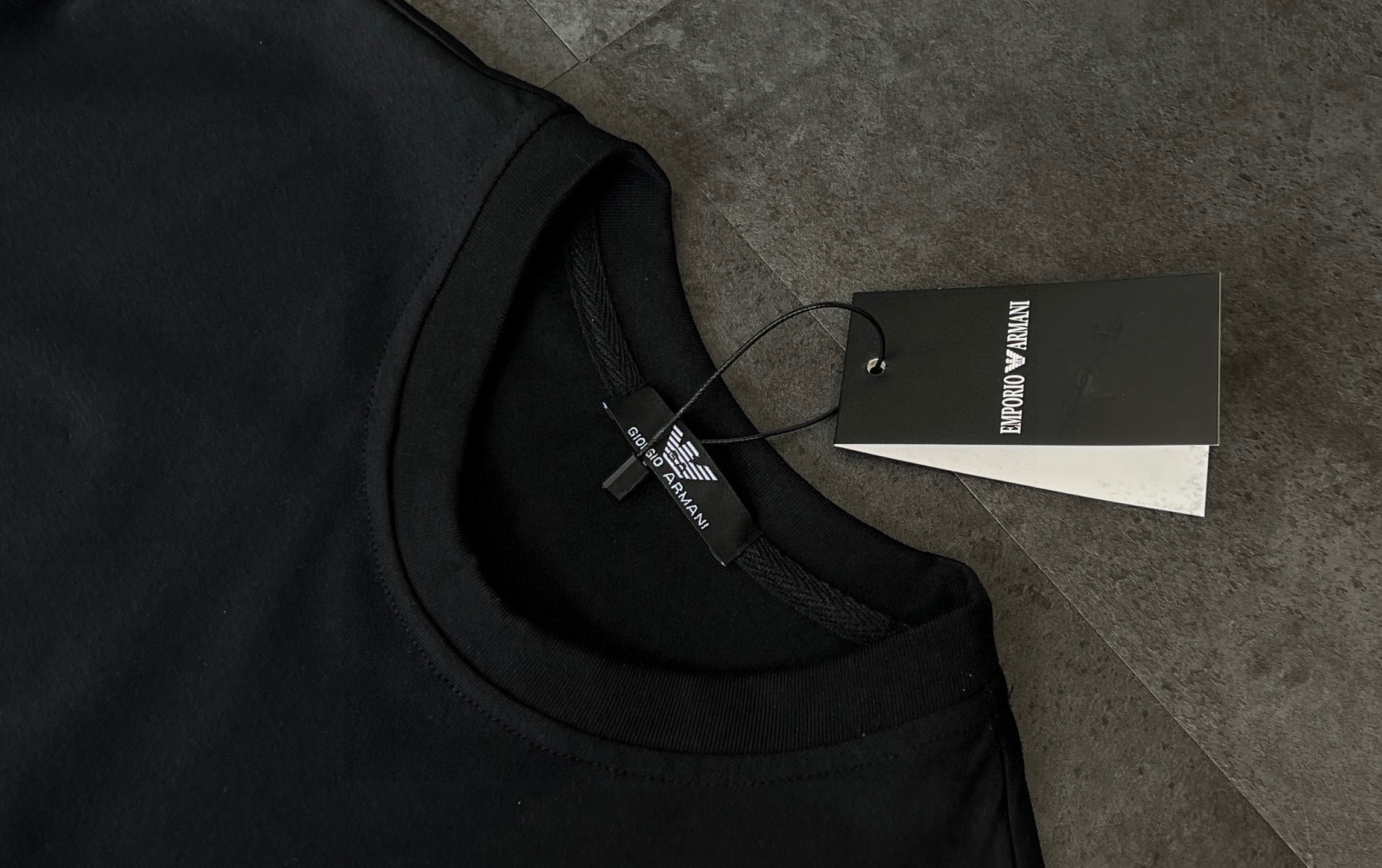 💰90
2025ss夏季新品 Armani 阿玛尼这件胸前刺绣线条T恤简直是穿搭“作弊器”
时尚圈从来不缺T恤,但能像阿玛尼这件一样,把简约与高级融合得恰到好处的,真不多!
✔️面料:甄选高品质棉质面料,手感柔软亲肤,贴身穿超舒适,透气性极佳,夏天穿也完全不会闷热,而且面料质感超棒,挺括有型,不易变形。
✔️款式:经典圆领短袖设计,不挑人又百搭,不管是休闲风还是商务休闲风,它都能轻松适配,轻松打造出不同风格造型。
✔️图案&工艺:胸前独特的线条图案,是品牌标志性元素的创新呈现。精致的刺绣工艺,线条流畅且富有立体感,每一针都彰显着阿玛尼的匠心品质,在低调中透露出奢华感。
这件T恤无论是单穿,还是外搭一件休闲西装外套,都能让你在人群中脱颖而出,高级感拉满~
颜色:黑色
尺码:M L XL 2XL
M:胸围53 肩宽49 衣长65 袖长18
(建议体重100-130斤)
L:胸围 55 肩宽51 衣长66 袖长19
(建议体重130-150斤)
XL:胸围57 肩宽53 衣长67 袖长20
(建议体重150-170斤)
2XL:胸围59 肩宽55 衣长68 袖长21
(建议体重170-190斤)
👑温馨提示:手工平铺测量,误差在1-2cm内属于正常范围