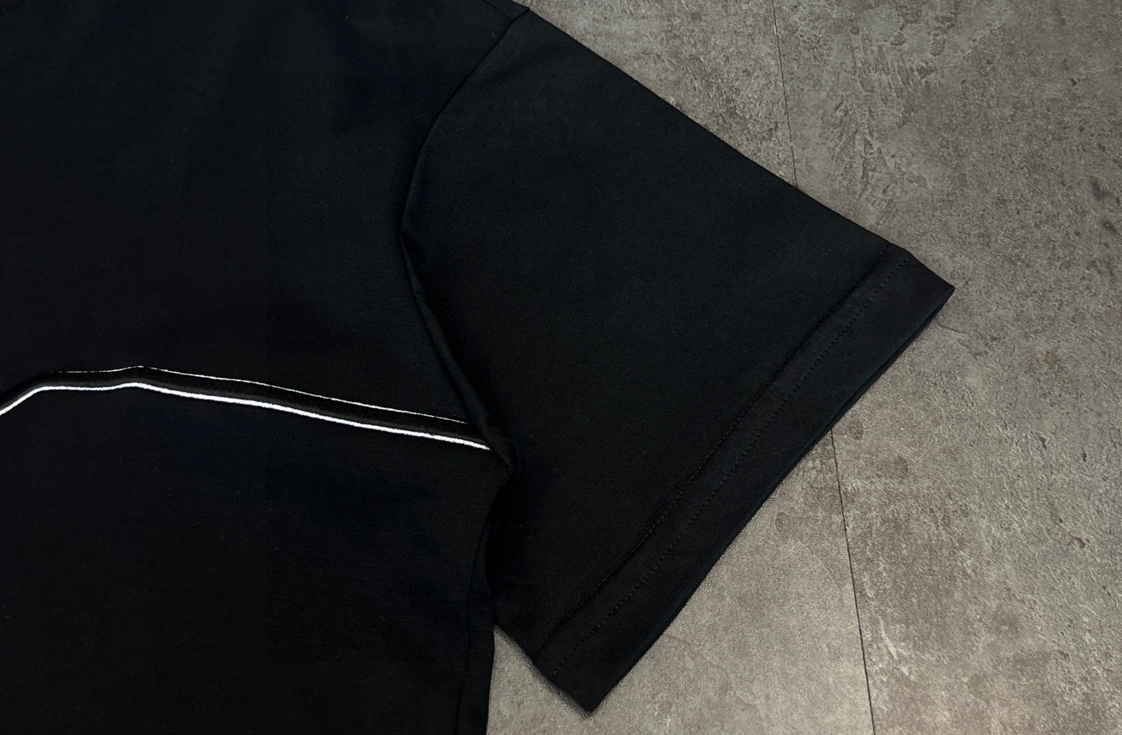💰90
2025ss夏季新品 Armani 阿玛尼这件胸前刺绣线条T恤简直是穿搭“作弊器”
时尚圈从来不缺T恤,但能像阿玛尼这件一样,把简约与高级融合得恰到好处的,真不多!
✔️面料:甄选高品质棉质面料,手感柔软亲肤,贴身穿超舒适,透气性极佳,夏天穿也完全不会闷热,而且面料质感超棒,挺括有型,不易变形。
✔️款式:经典圆领短袖设计,不挑人又百搭,不管是休闲风还是商务休闲风,它都能轻松适配,轻松打造出不同风格造型。
✔️图案&工艺:胸前独特的线条图案,是品牌标志性元素的创新呈现。精致的刺绣工艺,线条流畅且富有立体感,每一针都彰显着阿玛尼的匠心品质,在低调中透露出奢华感。
这件T恤无论是单穿,还是外搭一件休闲西装外套,都能让你在人群中脱颖而出,高级感拉满~
颜色:黑色
尺码:M L XL 2XL
M:胸围53 肩宽49 衣长65 袖长18
(建议体重100-130斤)
L:胸围 55 肩宽51 衣长66 袖长19
(建议体重130-150斤)
XL:胸围57 肩宽53 衣长67 袖长20
(建议体重150-170斤)
2XL:胸围59 肩宽55 衣长68 袖长21
(建议体重170-190斤)
👑温馨提示:手工平铺测量,误差在1-2cm内属于正常范围
