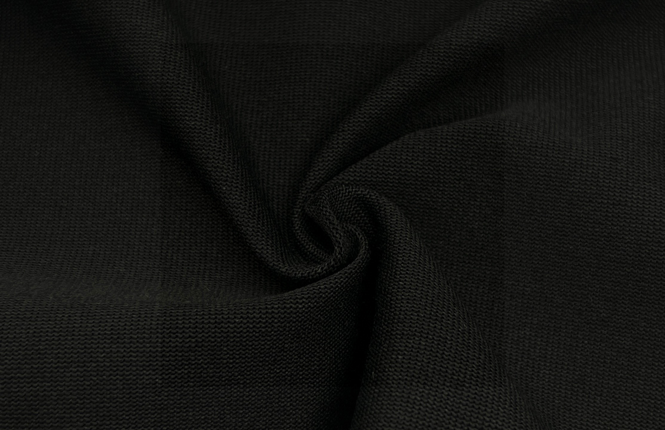 💰85
👑新款短袖上新🆕25ss夏季新品BURBERRY 🐎巴宝莉骑士tee，经典永流传，简直是时尚圈的“常青树”🌲

260g双纱面料，质感直接拉满💯  软糯又挺括，贴身穿像被云朵轻轻包裹☁️  厚度刚好，四季穿都很奈斯，不会软塌塌没型，高级感拿捏～

经典骑士图案🏇  金色印花超精致，战马奔腾的设计，自带英伦贵族气场，走在街上，回头率爆棚📸  不管是搭牛仔裤走休闲风，还是配西装裤凹轻商务造型，都能稳稳hold住，轻松拿捏各种风格切换✨

印花工艺也很绝，久洗不易脱落、开裂，经得住时间考验⌛️  就像巴宝莉的品牌魅力，历久弥新，穿个几年依旧是衣柜里的“宝藏单品”💎

喜欢经典款、追求品质的宝子，别错过！穿上它，你就是行走的时尚教科书，把高级感焊在身上～

颜色：黑色/白色
尺码：M  L  XL  2XL

M：胸围54  肩宽52   衣长70   袖长22.5
（建议身高170-173厘米）
（建议体重110-135斤）
L：胸围 56  肩宽54   衣长72  袖长23
（建议身高173-175厘米）
（建议体重135-160斤）
XL：胸围58  肩宽56  衣长74  袖长23.5
（建议身高175-180厘米）
（建议体重160-185斤）
2XL：胸围60  肩宽58  衣长76   袖长24 
（建议身高180-185厘米）
（建议体重185-210斤）
👑温馨提示:手工平铺测量，误差在1-2cm内属于正常范围
