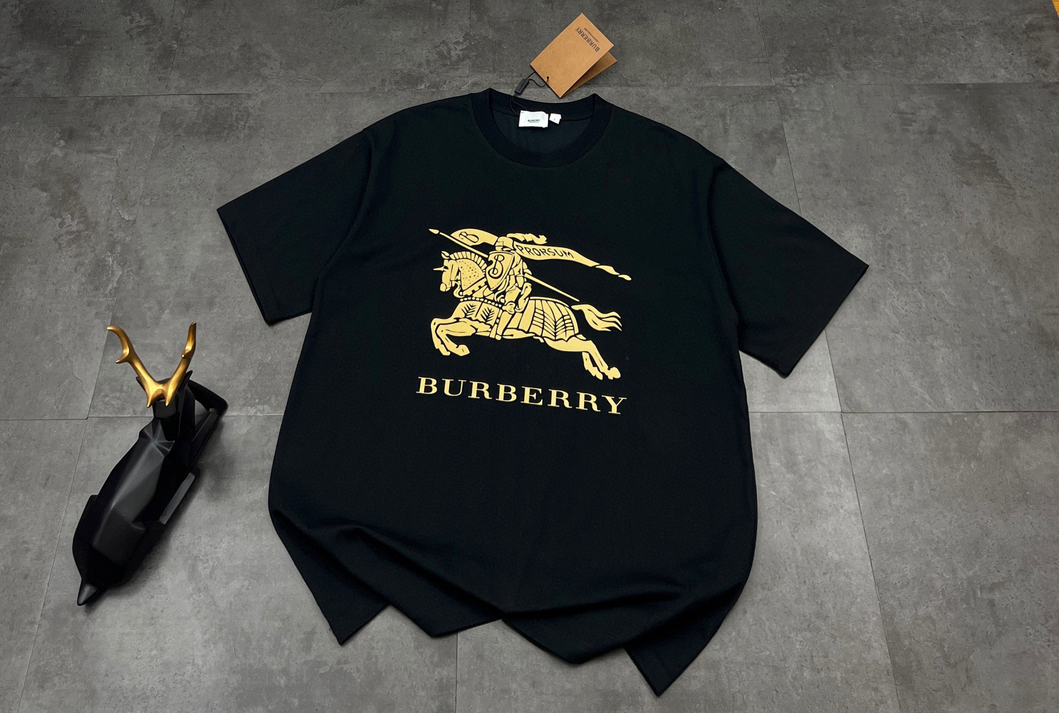 💰85
👑新款短袖上新🆕25ss夏季新品BURBERRY 🐎巴宝莉骑士tee，经典永流传，简直是时尚圈的“常青树”🌲

260g双纱面料，质感直接拉满💯  软糯又挺括，贴身穿像被云朵轻轻包裹☁️  厚度刚好，四季穿都很奈斯，不会软塌塌没型，高级感拿捏～

经典骑士图案🏇  金色印花超精致，战马奔腾的设计，自带英伦贵族气场，走在街上，回头率爆棚📸  不管是搭牛仔裤走休闲风，还是配西装裤凹轻商务造型，都能稳稳hold住，轻松拿捏各种风格切换✨

印花工艺也很绝，久洗不易脱落、开裂，经得住时间考验⌛️  就像巴宝莉的品牌魅力，历久弥新，穿个几年依旧是衣柜里的“宝藏单品”💎

喜欢经典款、追求品质的宝子，别错过！穿上它，你就是行走的时尚教科书，把高级感焊在身上～

颜色：黑色/白色
尺码：M  L  XL  2XL

M：胸围54  肩宽52   衣长70   袖长22.5
（建议身高170-173厘米）
（建议体重110-135斤）
L：胸围 56  肩宽54   衣长72  袖长23
（建议身高173-175厘米）
（建议体重135-160斤）
XL：胸围58  肩宽56  衣长74  袖长23.5
（建议身高175-180厘米）
（建议体重160-185斤）
2XL：胸围60  肩宽58  衣长76   袖长24 
（建议身高180-185厘米）
（建议体重185-210斤）
👑温馨提示:手工平铺测量，误差在1-2cm内属于正常范围
