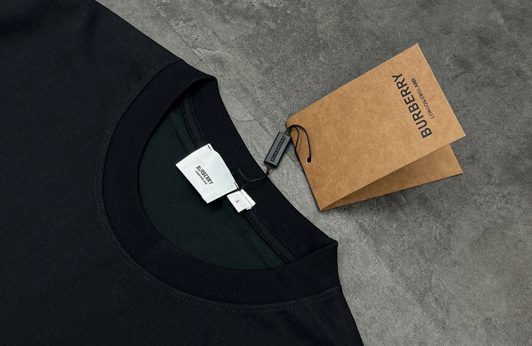 💰85
👑新款短袖上新🆕25ss夏季新品BURBERRY 🐎巴宝莉骑士tee，经典永流传，简直是时尚圈的“常青树”🌲

260g双纱面料，质感直接拉满💯  软糯又挺括，贴身穿像被云朵轻轻包裹☁️  厚度刚好，四季穿都很奈斯，不会软塌塌没型，高级感拿捏～

经典骑士图案🏇  金色印花超精致，战马奔腾的设计，自带英伦贵族气场，走在街上，回头率爆棚📸  不管是搭牛仔裤走休闲风，还是配西装裤凹轻商务造型，都能稳稳hold住，轻松拿捏各种风格切换✨

印花工艺也很绝，久洗不易脱落、开裂，经得住时间考验⌛️  就像巴宝莉的品牌魅力，历久弥新，穿个几年依旧是衣柜里的“宝藏单品”💎

喜欢经典款、追求品质的宝子，别错过！穿上它，你就是行走的时尚教科书，把高级感焊在身上～

颜色：黑色/白色
尺码：M  L  XL  2XL

M：胸围54  肩宽52   衣长70   袖长22.5
（建议身高170-173厘米）
（建议体重110-135斤）
L：胸围 56  肩宽54   衣长72  袖长23
（建议身高173-175厘米）
（建议体重135-160斤）
XL：胸围58  肩宽56  衣长74  袖长23.5
（建议身高175-180厘米）
（建议体重160-185斤）
2XL：胸围60  肩宽58  衣长76   袖长24 
（建议身高180-185厘米）
（建议体重185-210斤）
👑温馨提示:手工平铺测量，误差在1-2cm内属于正常范围
