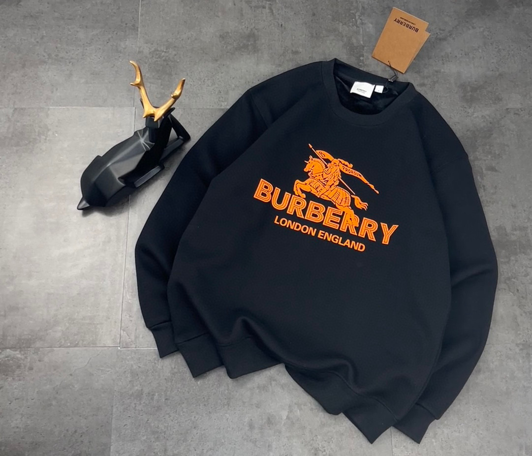 💰190
BURBERRY/巴宝莉战马经典数码喷绘压花圆领加绒卫衣！
这款太爆了，面料定织定染了好久，原版对色出货，胸前浆料数码压花喷绘工艺 ，内里复合加绒，上身真心好看，版型按照版本打的，微宽松，部配色螺纹。纯棉加绒面料，上身舒服！男女同穿！

颜色：黑色 白色
尺码：M-L- XL-2XL

M：胸围56  肩宽53.5   衣长69   袖长59  
（推荐体重110-130斤）

 L：胸围58   肩宽55  衣长71   袖长60
（推荐体重130-150斤）

XL：胸围60   肩宽56.5  衣长73   袖长61   
（推荐体重 150-170斤）

2XL：胸围62  肩宽58  衣长75   袖长62 
（推荐体重 170-190斤）

❤️温馨提示:手工平铺测量，误差在1-3cm内属于正常范围