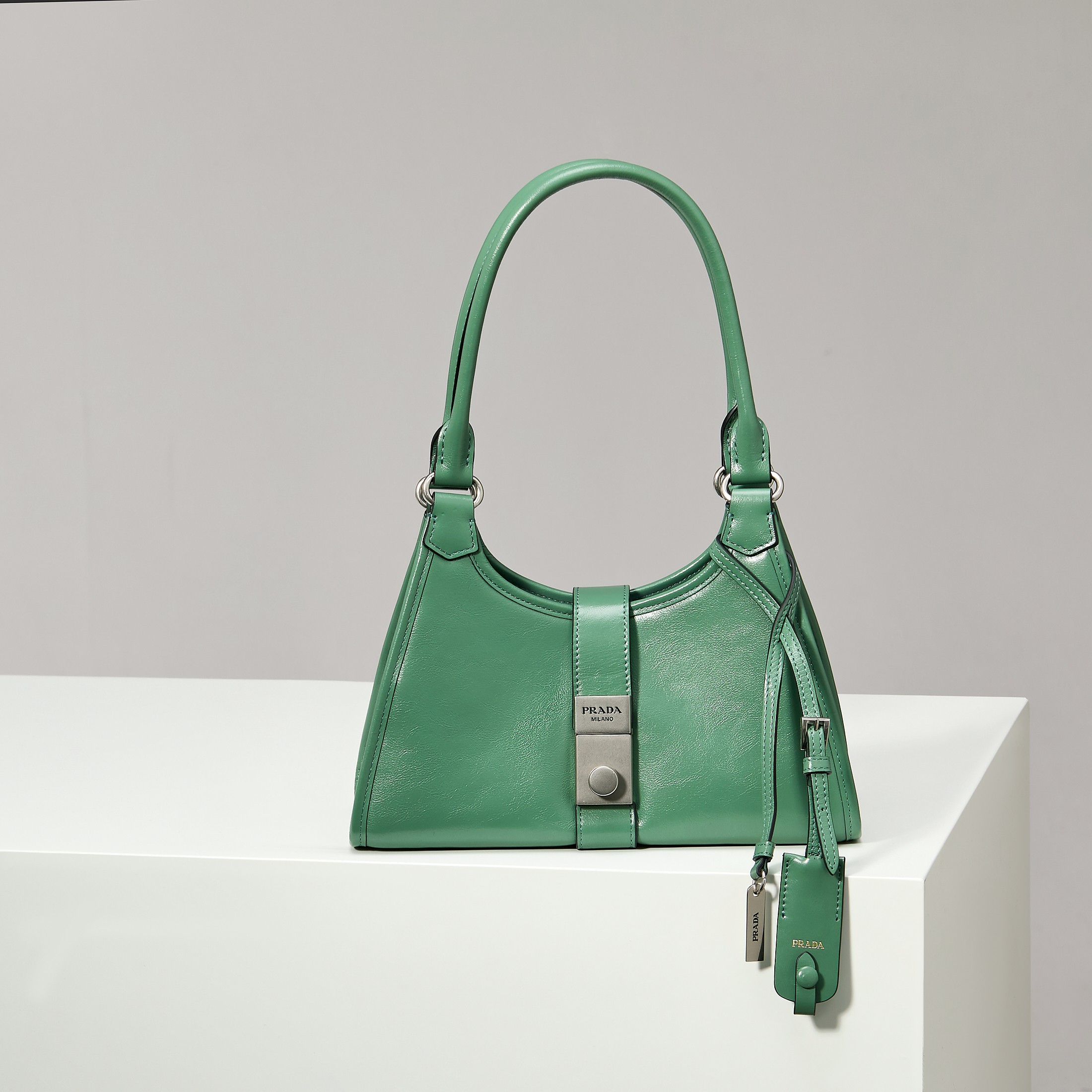 【Fábrica original de primera calidad】🎉Nuevo🎉1BG580/Verde hierba/Mini🎉Este mini modelo de pasarela utiliza cuero engr…