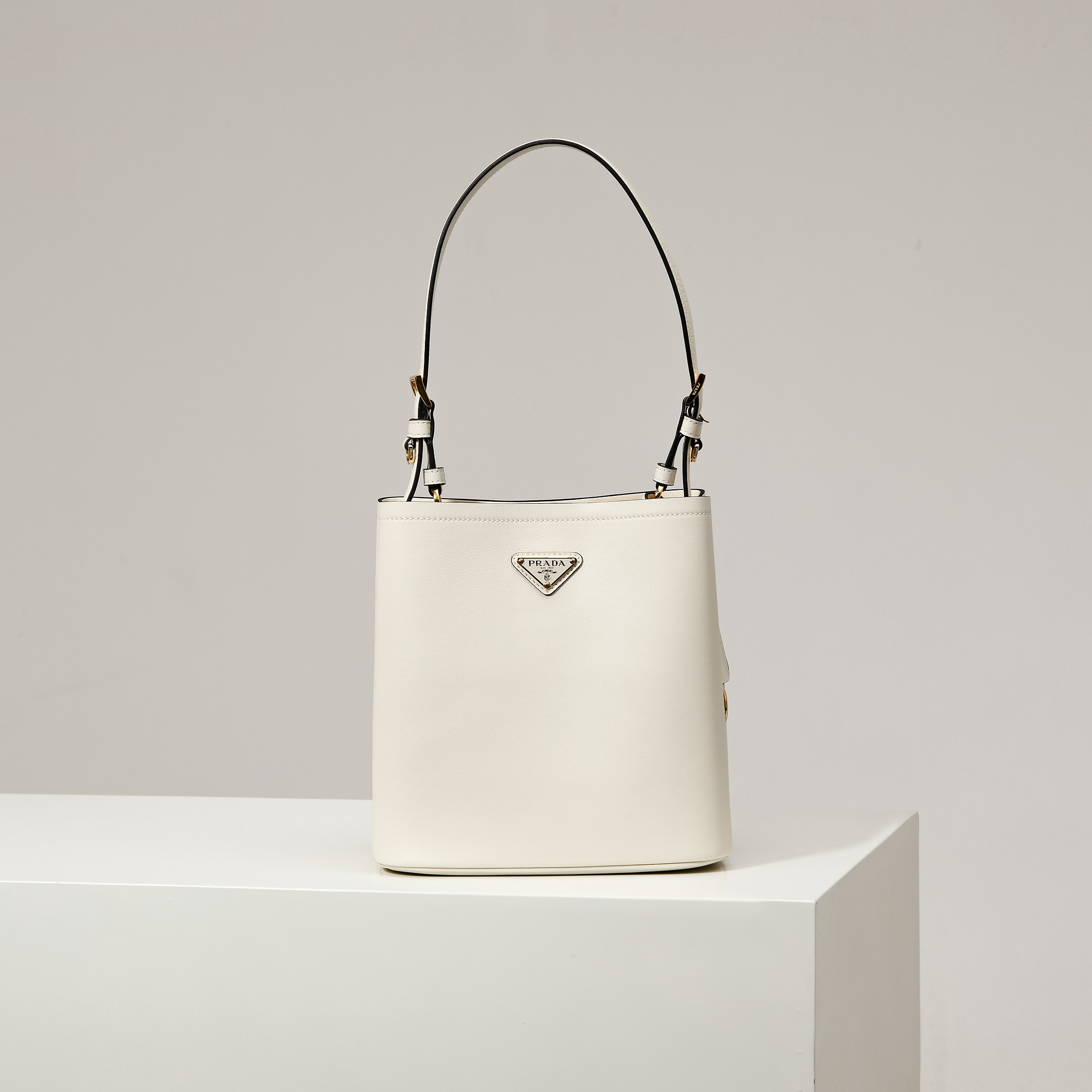 【Fábrica original de primera calidad】🎉Nuevo producto🎉1BE080/blanco/bolso cubo🎉Este bolso de cuero tiene líneas suave…
