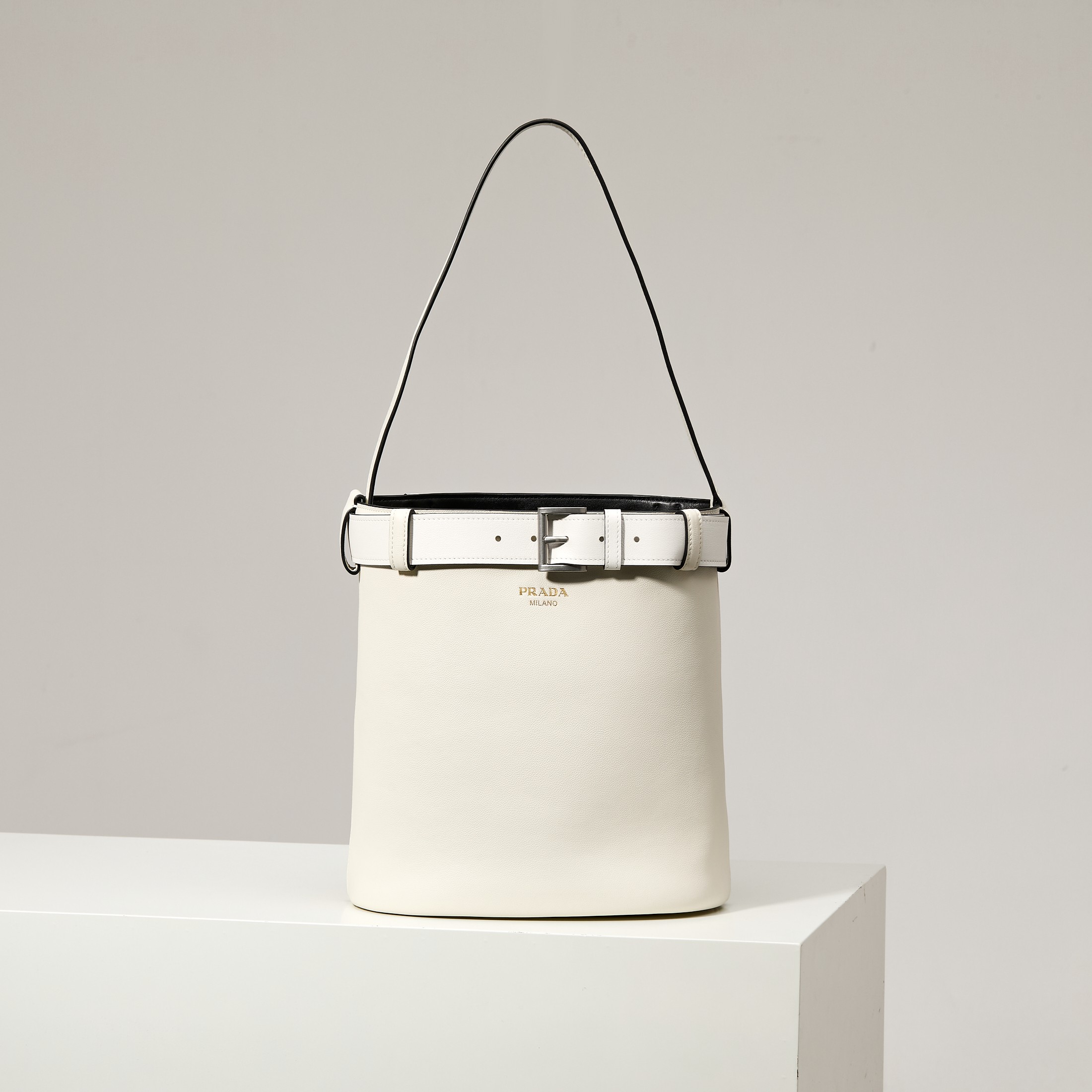 【Fábrica original de primera calidad】🎉Nuevo bolso cubo🎉1BE085/blanco/🎉🎉Este moderno bolso cubo reinterpreta el bols…