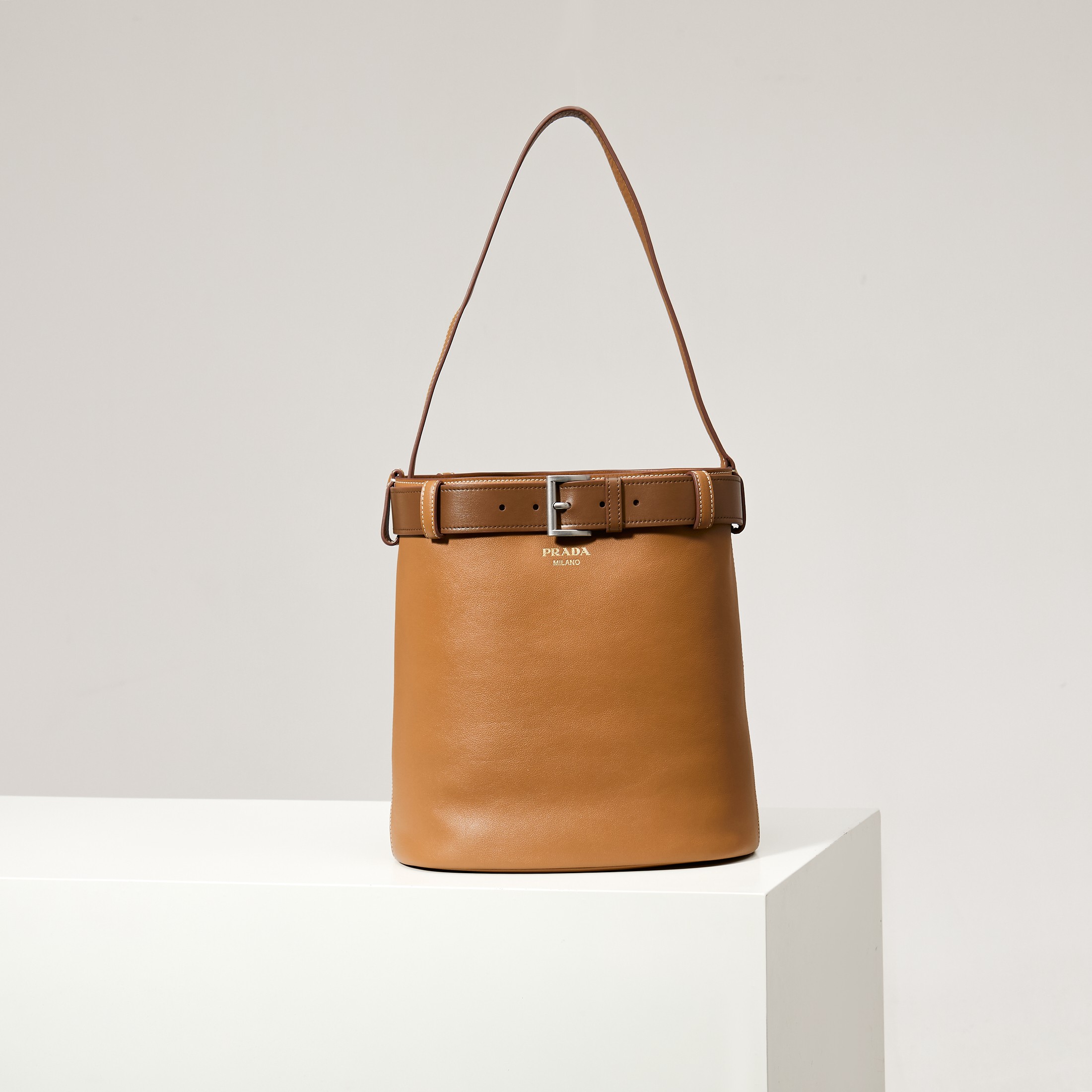 【Fábrica original de primera calidad】🎉Nuevo bolso cubo🎉1BE085/caramelo/🎉🎉Este moderno bolso cubo reinterpreta el bo…