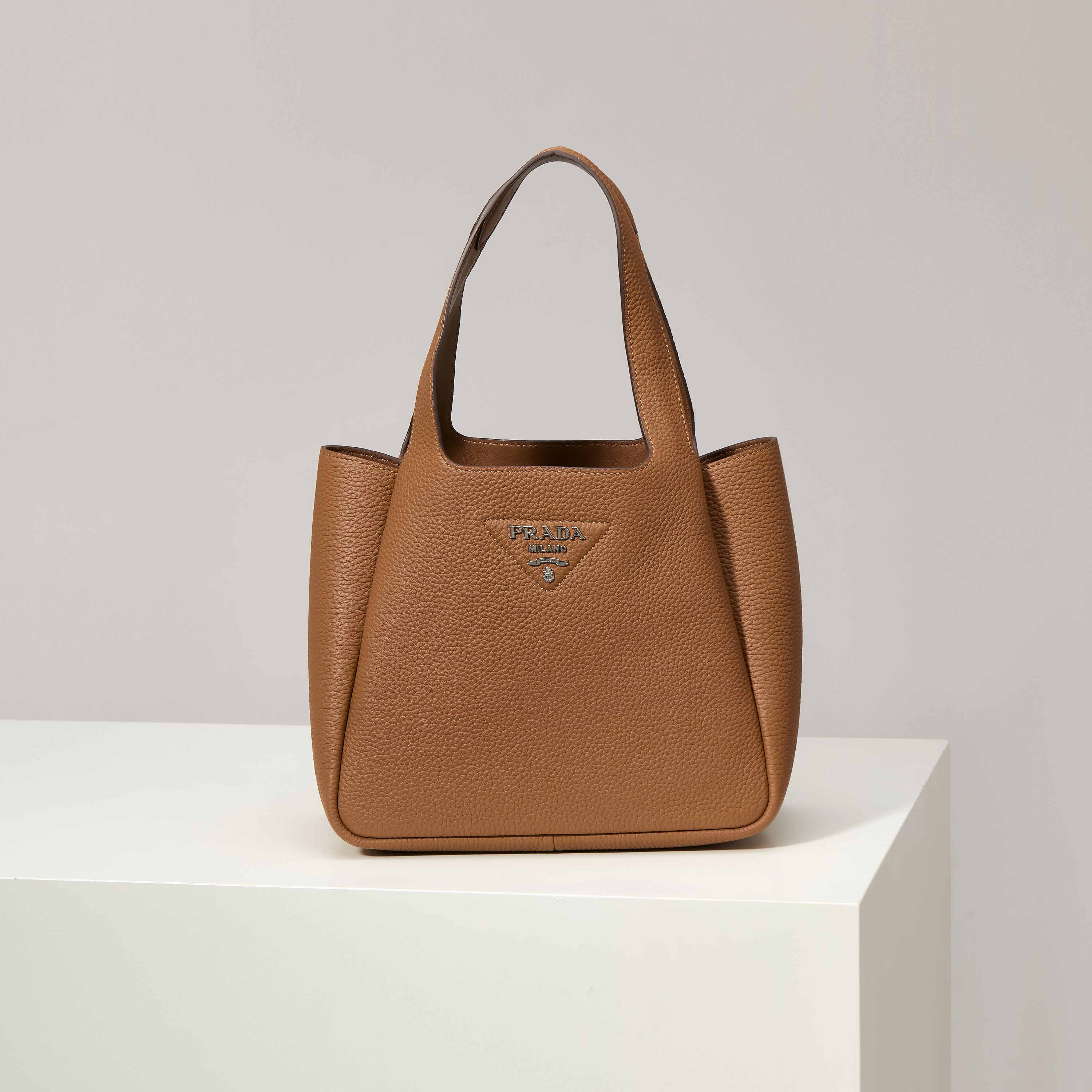 【Fábrica original de primera calidad】Último modelo 2025 de bolso tote grande de cesta 🎉1BG335 hebilla plateada/caramel…