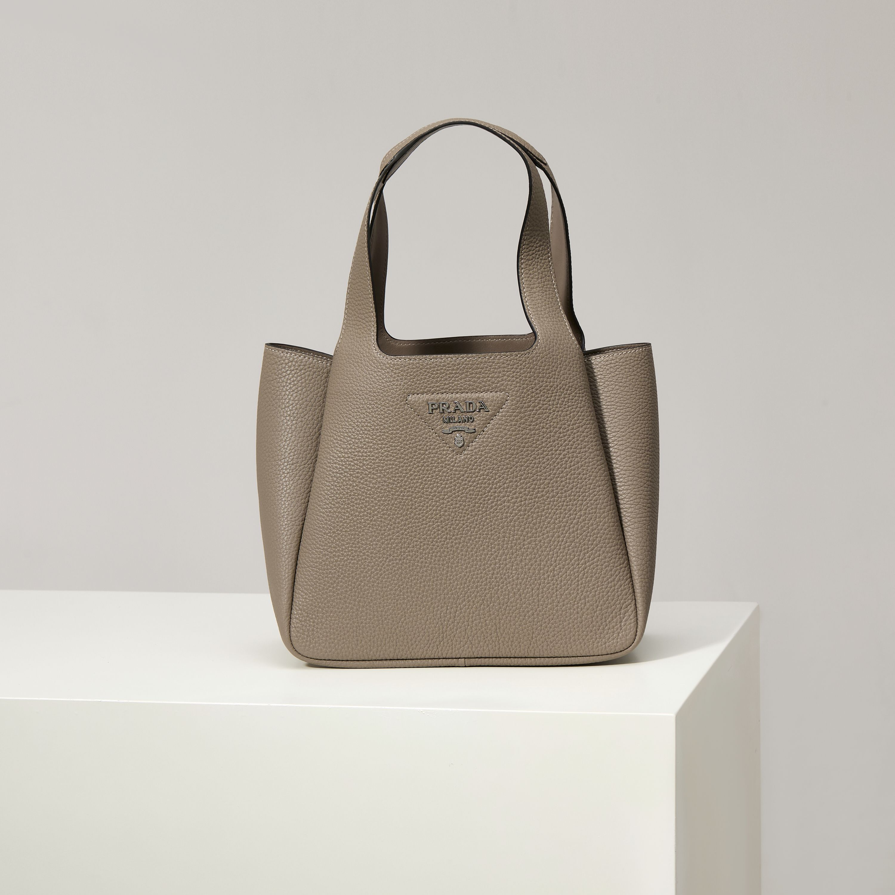 【Fábrica original de primera calidad】Último modelo 2025 de bolso tote grande de cesta 🎉1BG335 hebilla plateada/gris/¡h…
