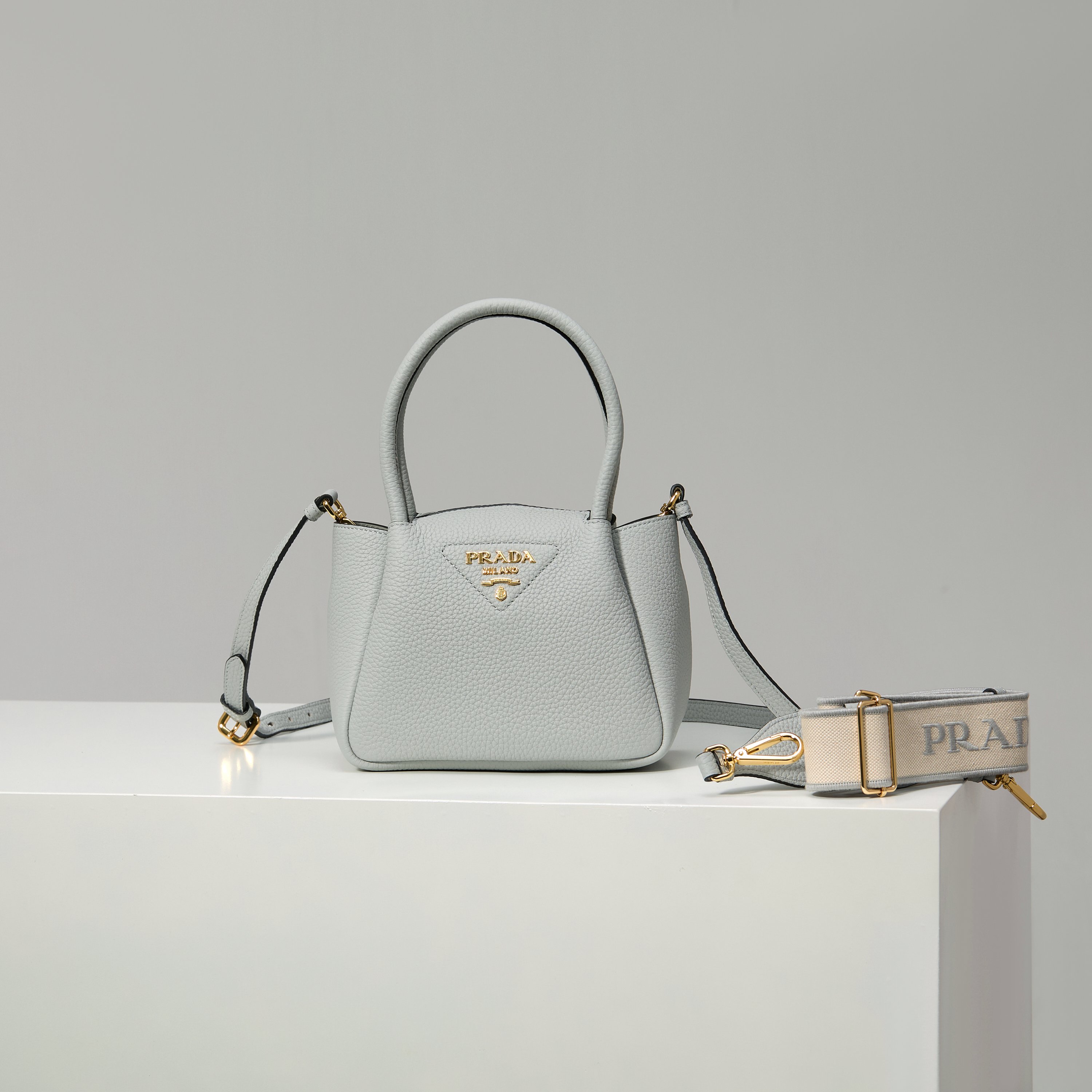 NO:602402,[Special Original] New Mini Shoulder Bag 1BA362/Ice Gray/(Double Strap) from the counter has arrived. This contemporary exquisite leather handbag shows natural texture and uses reverse stitching design to create a soft and round shape. It is compact and can be carried by hand or carried on the back with a detachable shoulder strap. The shape is versatile and refined and elegant. Detachable and adjustable leather shoulder strap, length 95 cm. Maximum length 107 cm - Minimum length 56 cm - Maximum vertical length 56 cm -  Minimum drop length 35cm, metal hardware accessories, metal letter logo on the front, zipper bag opening, with 3 compartments, great texture. I fell in love with it at first sight. Ladies, hurry up and get it. Size 18*19.5*9cm, Prada [price in quantity], prada, shoulder bags19860909【特级原厂】专柜新款迷你单肩包1BA362/冰灰/（双肩带）到货这款当代精致皮革手袋呈现天然纹理,以反向缝线设计打造柔软圆润的造型.体量小巧,既可手提,又可配上可拆卸肩带后肩背,造型百变,精致优雅. 可拆卸可调式皮革肩带,长度95厘米.最大长度107厘米 - 最小长度56厘米 - 最大垂长56厘米 - 最小垂长35厘米,金属五金配件,正面金属字母徽标,拉链包口,配3个隔层,质感超赞 一眼就爱上了 女士们赶紧下手吧 尺寸18*19.5*9cm,普拉达【跑量价】,prada,shoulder bags,Bag