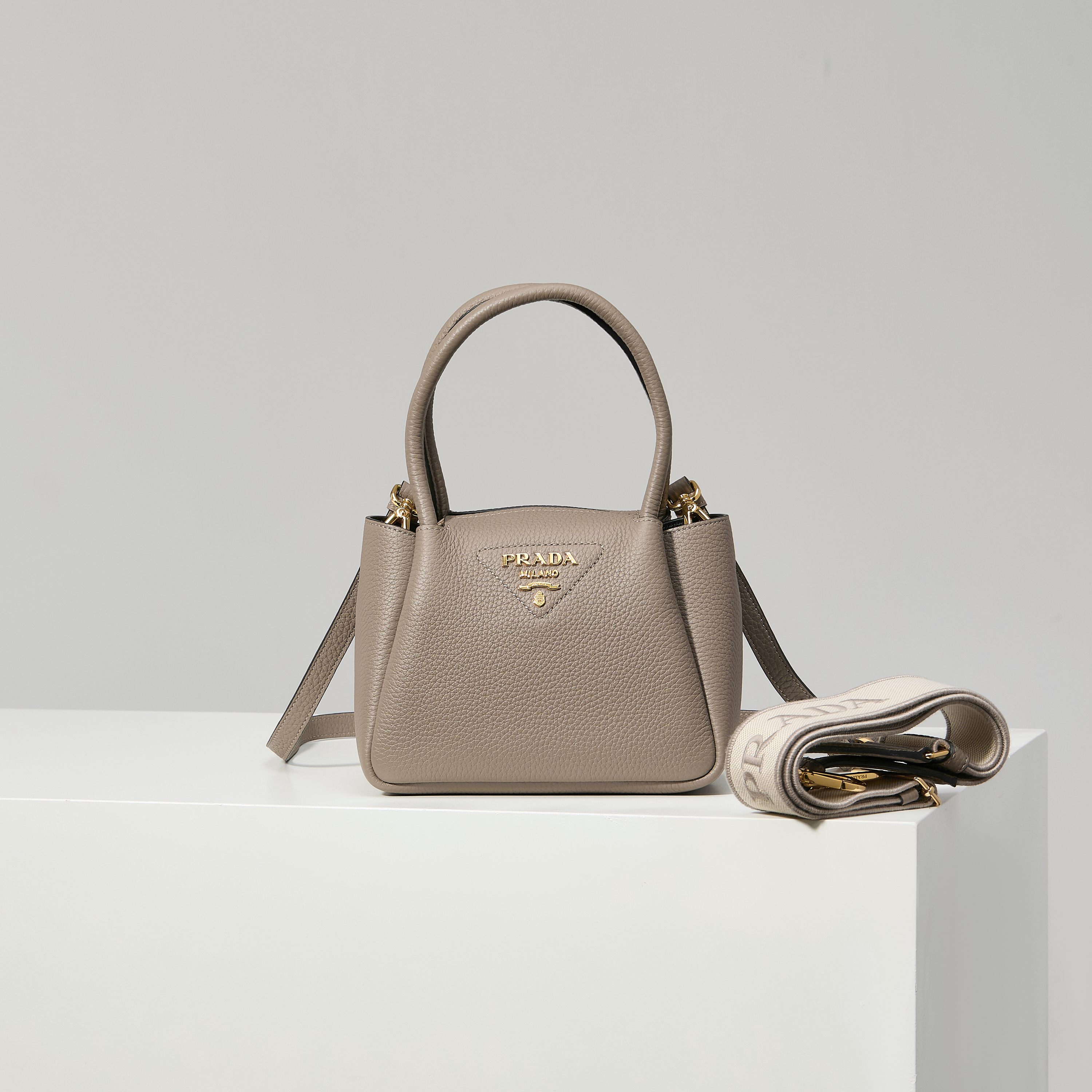 NO:602423,[Special Original] The new mini shoulder bag 1BA362/slate gray/(double strap) from the counter has arrived. This contemporary exquisite leather handbag shows natural texture and is designed with reverse stitching to create a soft and round shape. It is small in size and can be carried by hand or carried on the back with a detachable shoulder strap. The shape is versatile and refined and elegant. Detachable and adjustable leather shoulder strap, length 95 cm. Maximum length 107 cm - Minimum length 56 cm - Maximum hanging length 56 cm -  Minimum drop length 35cm, metal hardware accessories, metal letter logo on the front, zipper bag opening, with 3 compartments, great texture. I fell in love with it at first sight. Ladies, hurry up and get it. Size 18*19.5*9cm, Prada [price in quantity], prada, shoulder bags19860909【特级原厂】专柜新款迷你单肩包1BA362/石板灰/（双肩带）到货这款当代精致皮革手袋呈现天然纹理,以反向缝线设计打造柔软圆润的造型.体量小巧,既可手提,又可配上可拆卸肩带后肩背,造型百变,精致优雅. 可拆卸可调式皮革肩带,长度95厘米.最大长度107厘米 - 最小长度56厘米 - 最大垂长56厘米 - 最小垂长35厘米,金属五金配件,正面金属字母徽标,拉链包口,配3个隔层,质感超赞 一眼就爱上了 女士们赶紧下手吧 尺寸18*19.5*9cm,普拉达【跑量价】,prada,shoulder bags,Bag