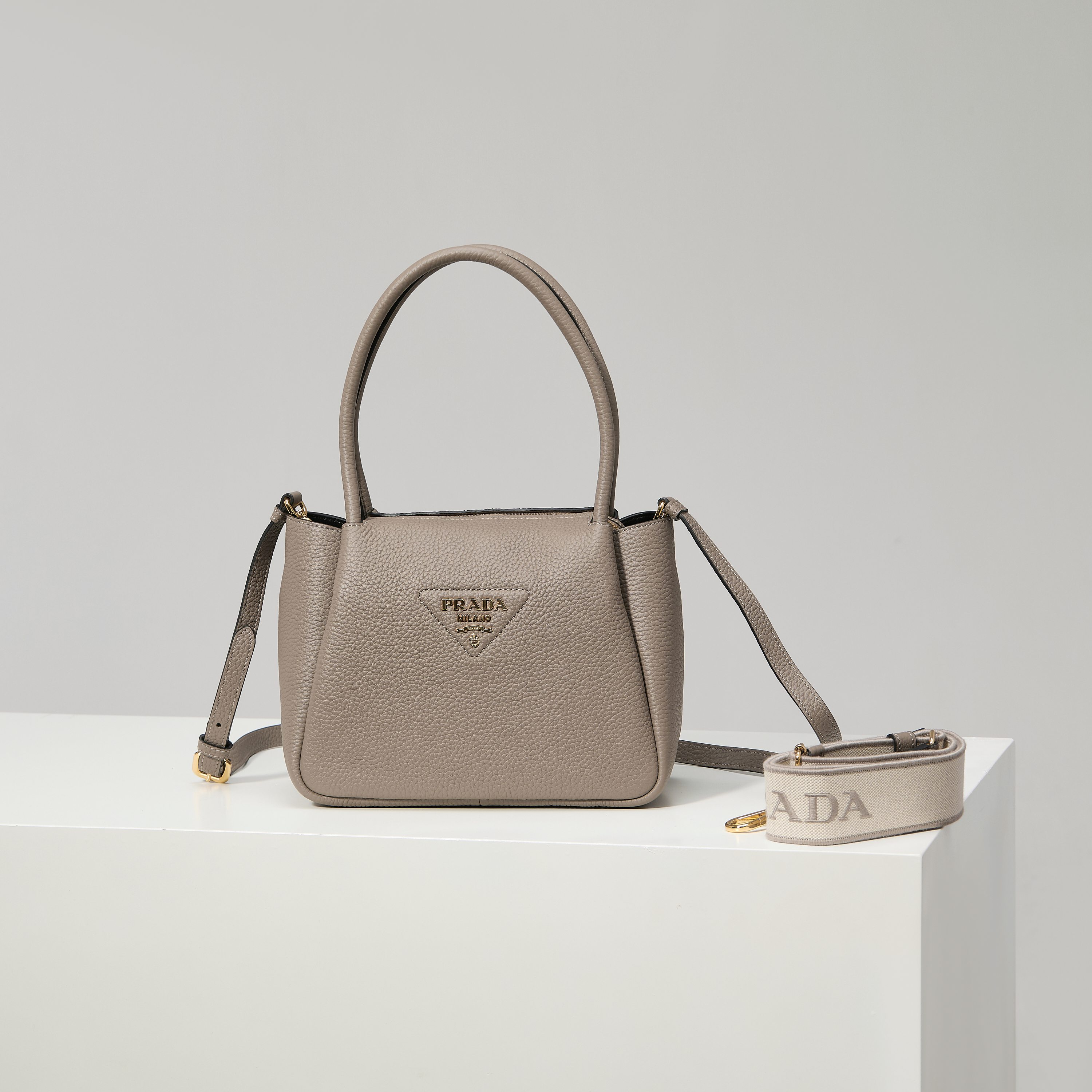 NO:602443,[Special Original] The new small shoulder bag 1BC145 gold buckle/grey (double strap) at the counter is available. This bag is made of textured leather, with reverse stitching to outline the soft and round shape of the bag, highlighting a modern and sophisticated style. The practical style that is easy to carry or carry on the shoulder shows a versatile design concept, integrating urban elegance and sporty style. Adjustable and detachable logo printed webbing shoulder strap, length 95 cm. Maximum length 107 cm - Minimum length 56 cm -  The maximum hanging length is 56 cm - the minimum hanging length is 35 cm, detachable and adjustable leather shoulder strap. Metal hardware accessories, metal letter logo on the front, zipper bag mouth, great texture. I fell in love with it at first sight. Ladies, hurry up and get it. Size: length 23*height 21*width 10cm, Prada [price based on quantity], prada, shoulder bags19860909【特级原厂】专柜新款小号单肩包1BC145金扣/灰色（双肩带）到货这款包袋采用纹理皮革制成,以反向缝线勾勒出包身柔软、圆润的造型,彰显现代而精致的风格.易于手提或肩背的实用风格展现百搭设计理念,融合都市优雅品味和运动风范. 可调式可拆卸徽标印花织带肩带,长度95厘米.最大长度107厘米 - 最小长度56厘米 - 最大垂长56厘米 - 最小垂长35厘米,可拆卸可调式皮革肩带.金属五金配件,正面金属字母徽标,拉链包口,质感超赞 一眼就爱上了 女士们赶紧下手吧 尺寸长23*高21*宽10cm,普拉达【跑量价】,prada,shoulder bags,Bag