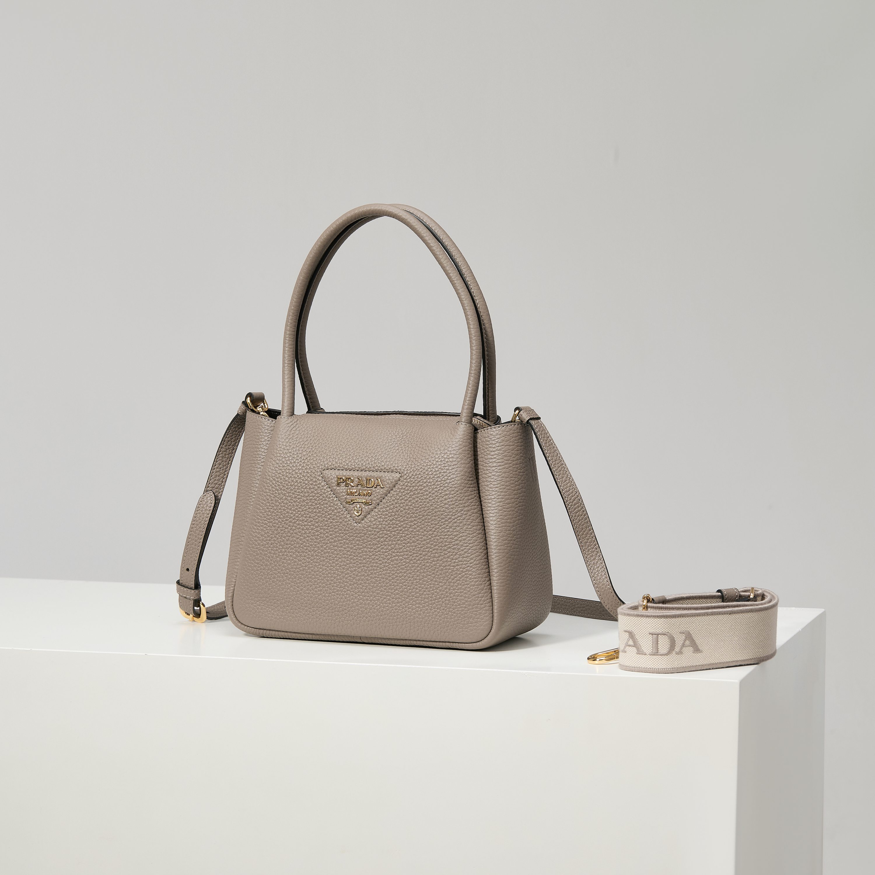 NO:602448,Model: 1BC gold buckle/grey More detailed pictures, Prada [price based on volume], prada19860909型号:1BC金扣/灰色 更多细节图,普拉达【跑量价】,prada,Bag