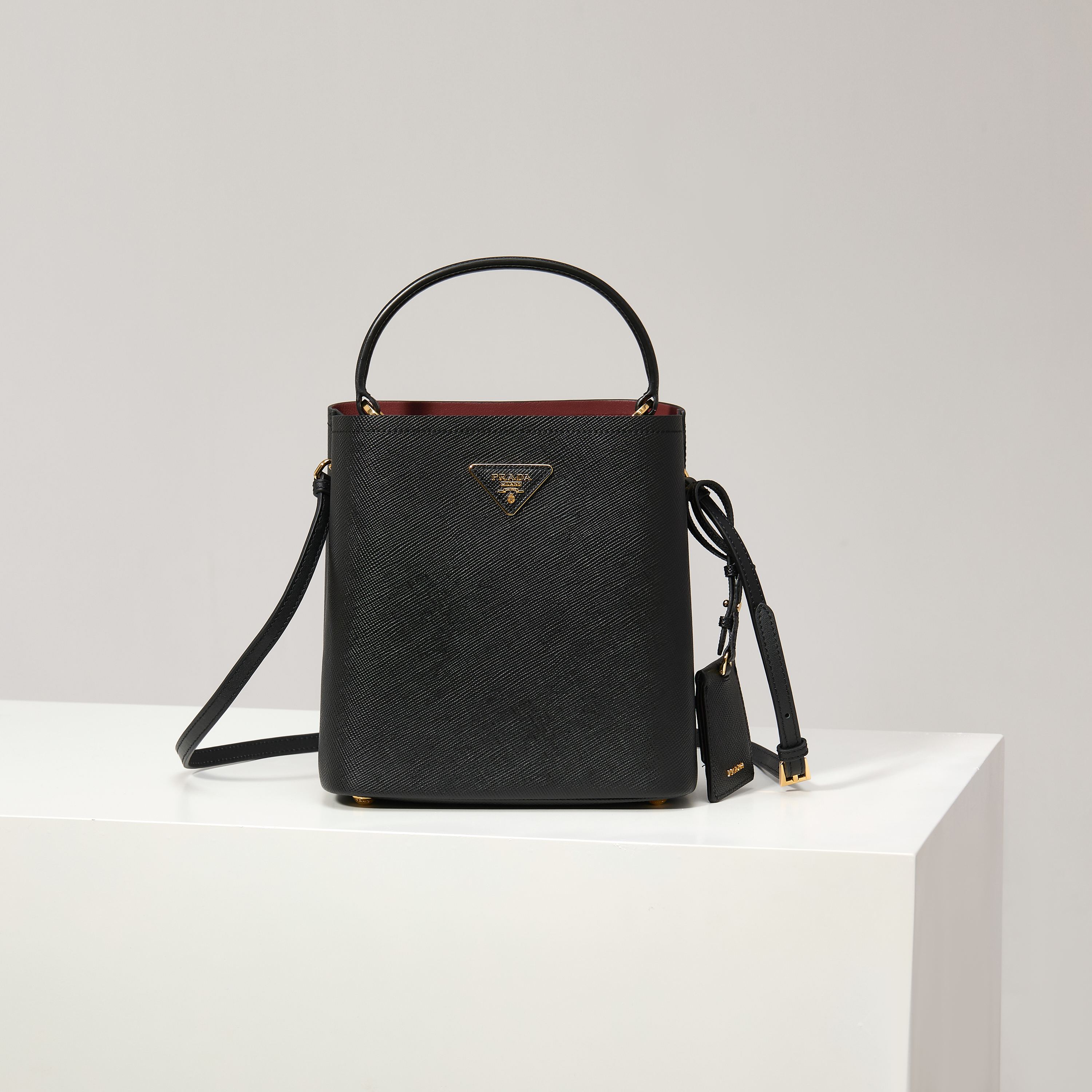 NO:602390,[Special Original] The latest hot model 1BA212 black/red lining sheepskin/bucket bag (new tag style) Saffiano leather material, leather handles, detachable and adjustable leather shoulder straps, detachable leather name tag with metal logo, leather-covered magnetic buckle fastening, central mouth Saffiano leather triangle logo, contrasting soft sheepskin lining, size 22×23×13CM!  , Prada [price based on quantity], prada, sheepskin19860909【特级原厂】最新爆款1BA212黑色/红内里羊皮/水桶包（新吊牌款）Saffiano皮革材质 皮革提手 可拆可调式皮革肩带 带金属徽标的可拆卸皮革姓名标牌 皮革包覆式磁扣扣合的中央口Saffiano皮革三角形徽标 撞色软羊革衬里尺寸22×23×13CM！,普拉达【跑量价】,prada,sheepskin,Bag