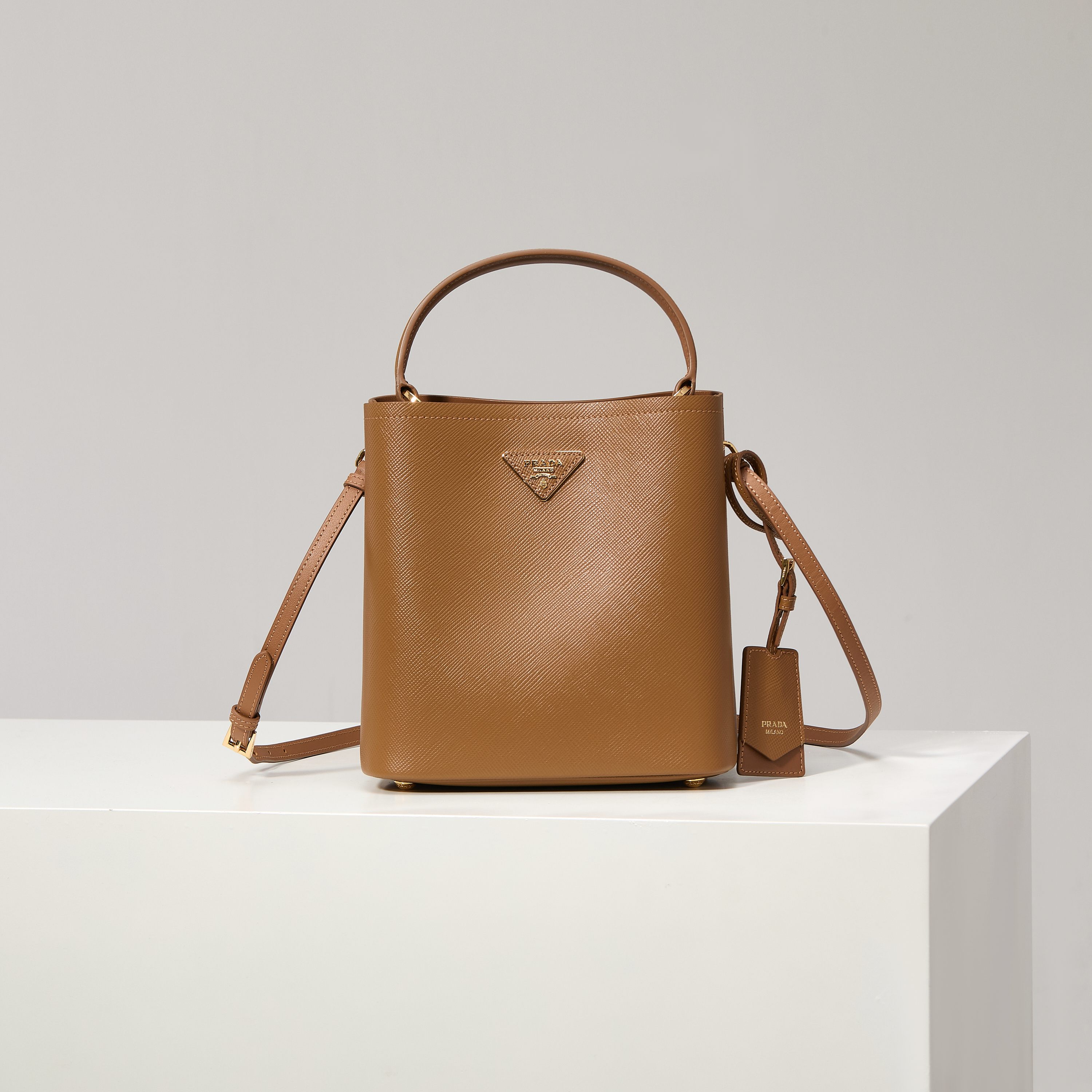 NO:602400,[Special Original Factory] The latest hot model 1BA212 caramel/caramel lining sheepskin/bucket bag (new tag style) Saffiano leather material, leather handles, detachable and adjustable leather shoulder straps, detachable leather name tag with metal logo, leather-covered magnetic buckle fastening, central mouth Saffiano leather triangle logo, contrasting soft sheepskin lining, size 22×23×13CM!  , Prada [price based on quantity], prada, sheepskin19860909【特级原厂】最新爆款1BA212焦糖/焦糖内里羊皮/水桶包（新吊牌款）Saffiano皮革材质 皮革提手 可拆可调式皮革肩带 带金属徽标的可拆卸皮革姓名标牌 皮革包覆式磁扣扣合的中央口Saffiano皮革三角形徽标 撞色软羊革衬里尺寸22×23×13CM！,普拉达【跑量价】,prada,sheepskin,Bag