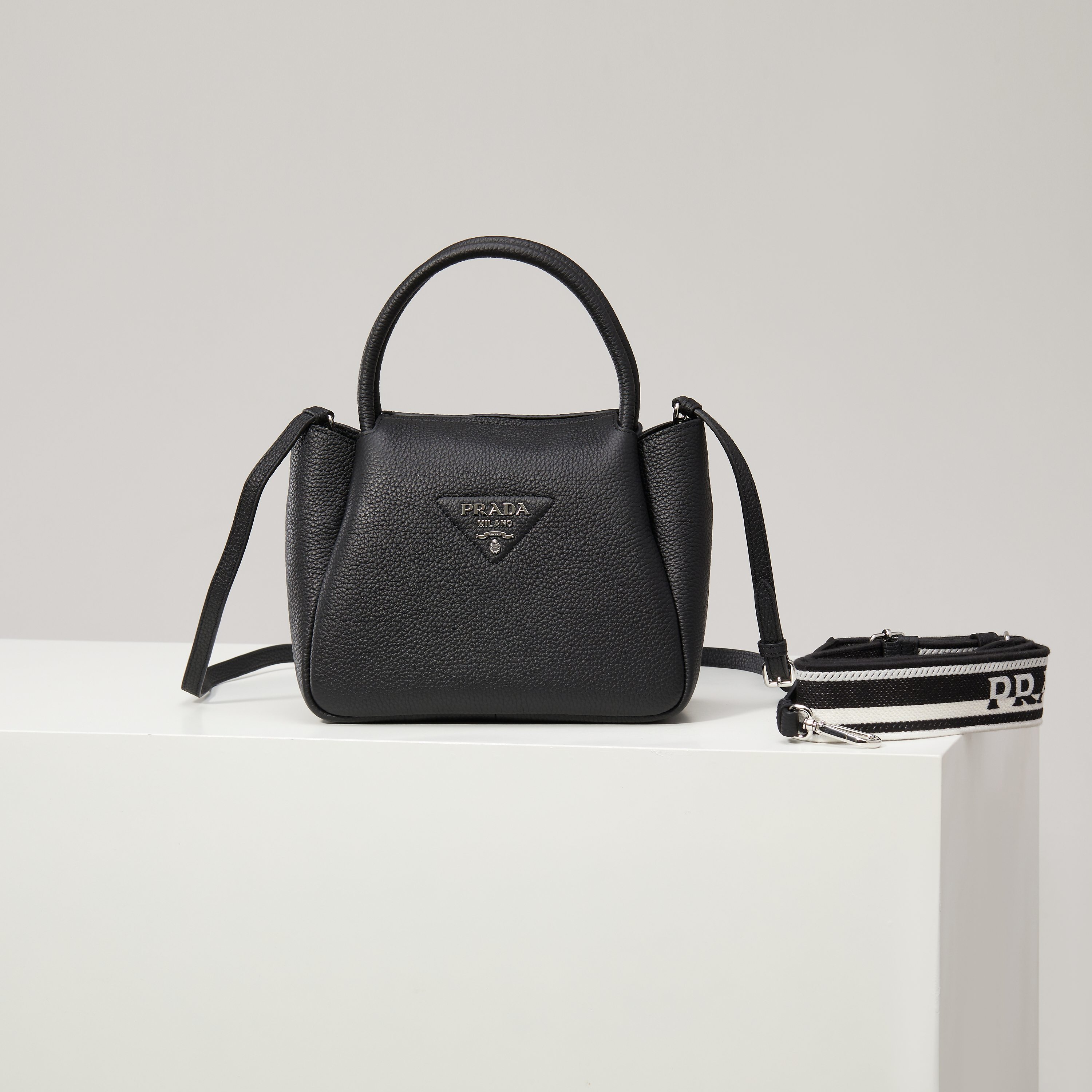 NO:602444,[Special Original] New Small Shoulder Bag 1BC145 Silver Buckle/Black (Double Strap) from the counter has arrived. This bag is made of textured leather, with reverse stitching to outline a soft and rounded shape, highlighting a modern and sophisticated style. The practical style that is easy to carry or carry on the shoulder shows a versatile design concept, integrating urban elegance and sporty style. Adjustable and detachable logo-printed webbing shoulder strap, length 95 cm. Maximum length 107 cm - Minimum length 56 cm -  The maximum hanging length is 56 cm - the minimum hanging length is 35 cm, detachable and adjustable leather shoulder strap. Metal hardware accessories, metal letter logo on the front, zipper bag mouth, great texture. I fell in love with it at first sight. Ladies, hurry up and get it. Size: length 23*height 21*width 10cm, Prada [price based on quantity], prada, shoulder bags19860909【特级原厂】专柜新款小号单肩包1BC145银扣/黑色（双肩带）到货这款包袋采用纹理皮革制成,以反向缝线勾勒出包身柔软、圆润的造型,彰显现代而精致的风格.易于手提或肩背的实用风格展现百搭设计理念,融合都市优雅品味和运动风范. 可调式可拆卸徽标印花织带肩带,长度95厘米.最大长度107厘米 - 最小长度56厘米 - 最大垂长56厘米 - 最小垂长35厘米,可拆卸可调式皮革肩带.金属五金配件,正面金属字母徽标,拉链包口,质感超赞 一眼就爱上了 女士们赶紧下手吧 尺寸长23*高21*宽10cm,普拉达【跑量价】,prada,shoulder bags,Bag