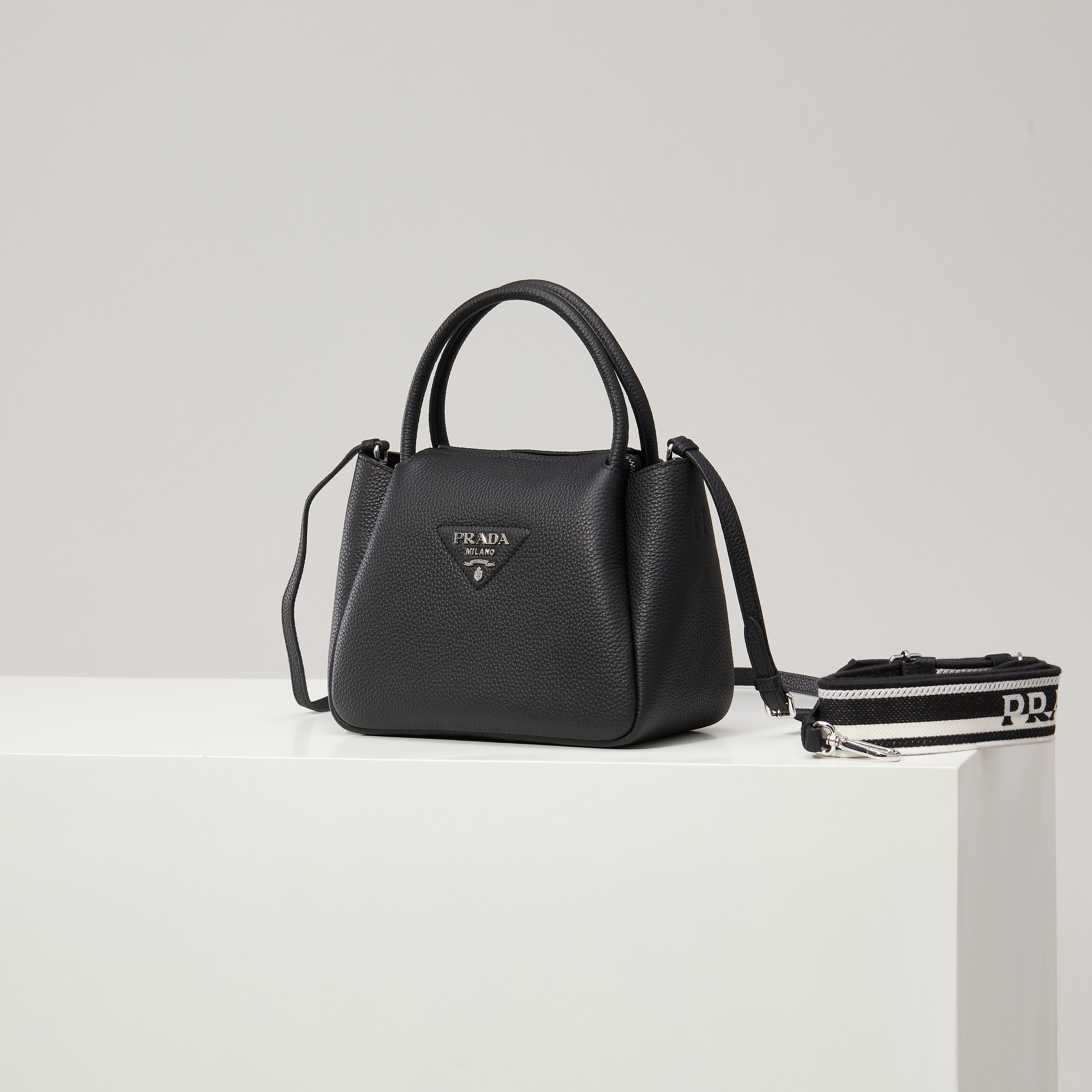 NO:602449,Model 1BC silver buckle/black more detailed pictures, Prada [price based on volume], prada19860909型号1BC银扣/黑色 更多细节图,普拉达【跑量价】,prada,Bag