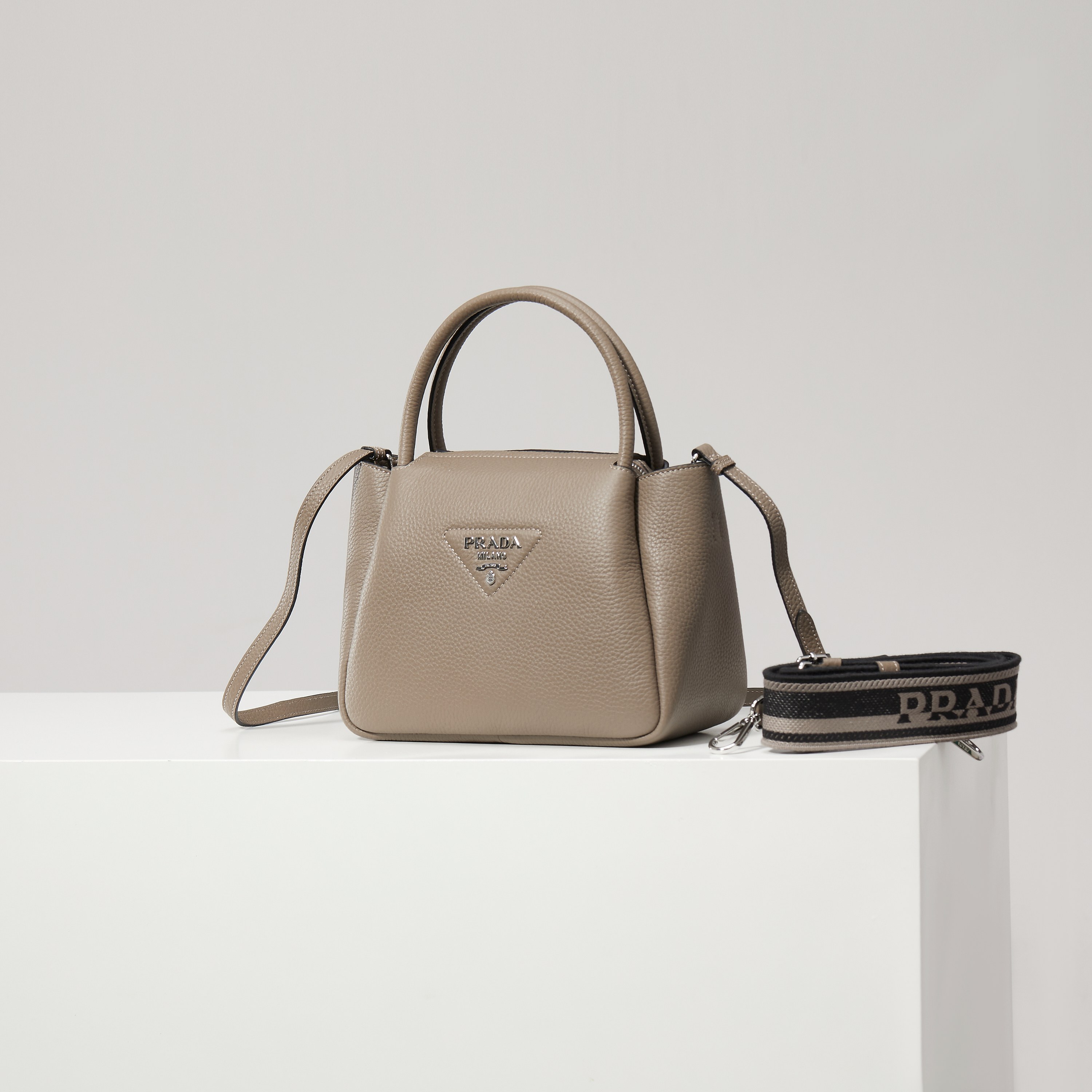 NO:602459,Model 1BC silver buckle/grey More detailed pictures, Prada [price based on volume], prada19860909型号1BC银扣/灰色 更多细节图,普拉达【跑量价】,prada,Bag