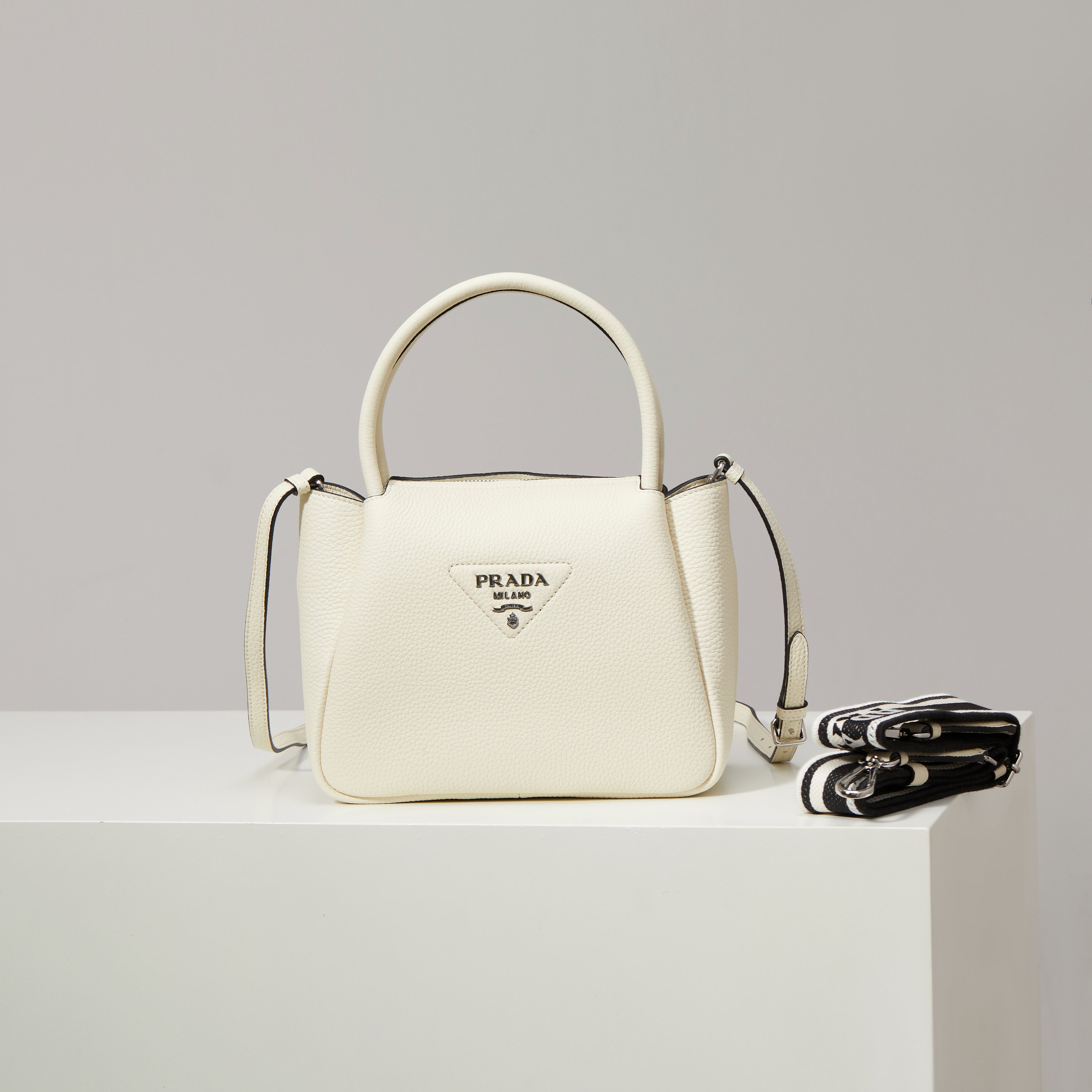 NO:602462,[Special Original] New Small Shoulder Bag 1BC145 Silver Buckle/White (Double Strap) Arrival at the counter. This bag is made of textured leather, with reverse stitching to outline a soft, rounded shape, highlighting a modern and sophisticated style. The practical style that is easy to carry or carry on the shoulder shows a versatile design concept, integrating urban elegance and sporty style. Adjustable and detachable logo-printed webbing shoulder strap, length 95 cm. Maximum length 107 cm - Minimum length 56 cm -  The maximum hanging length is 56 cm - the minimum hanging length is 35 cm, detachable and adjustable leather shoulder strap. Metal hardware accessories, metal letter logo on the front, zipper bag mouth, great texture. I fell in love with it at first sight. Ladies, hurry up and get it. Size: length 23*height 21*width 10cm, Prada [price based on quantity], prada, shoulder bags19860909【特级原厂】专柜新款小号单肩包1BC145银扣/白色（双肩带）到货这款包袋采用纹理皮革制成,以反向缝线勾勒出包身柔软、圆润的造型,彰显现代而精致的风格.易于手提或肩背的实用风格展现百搭设计理念,融合都市优雅品味和运动风范. 可调式可拆卸徽标印花织带肩带,长度95厘米.最大长度107厘米 - 最小长度56厘米 - 最大垂长56厘米 - 最小垂长35厘米,可拆卸可调式皮革肩带.金属五金配件,正面金属字母徽标,拉链包口,质感超赞 一眼就爱上了 女士们赶紧下手吧 尺寸长23*高21*宽10cm,普拉达【跑量价】,prada,shoulder bags,Bag