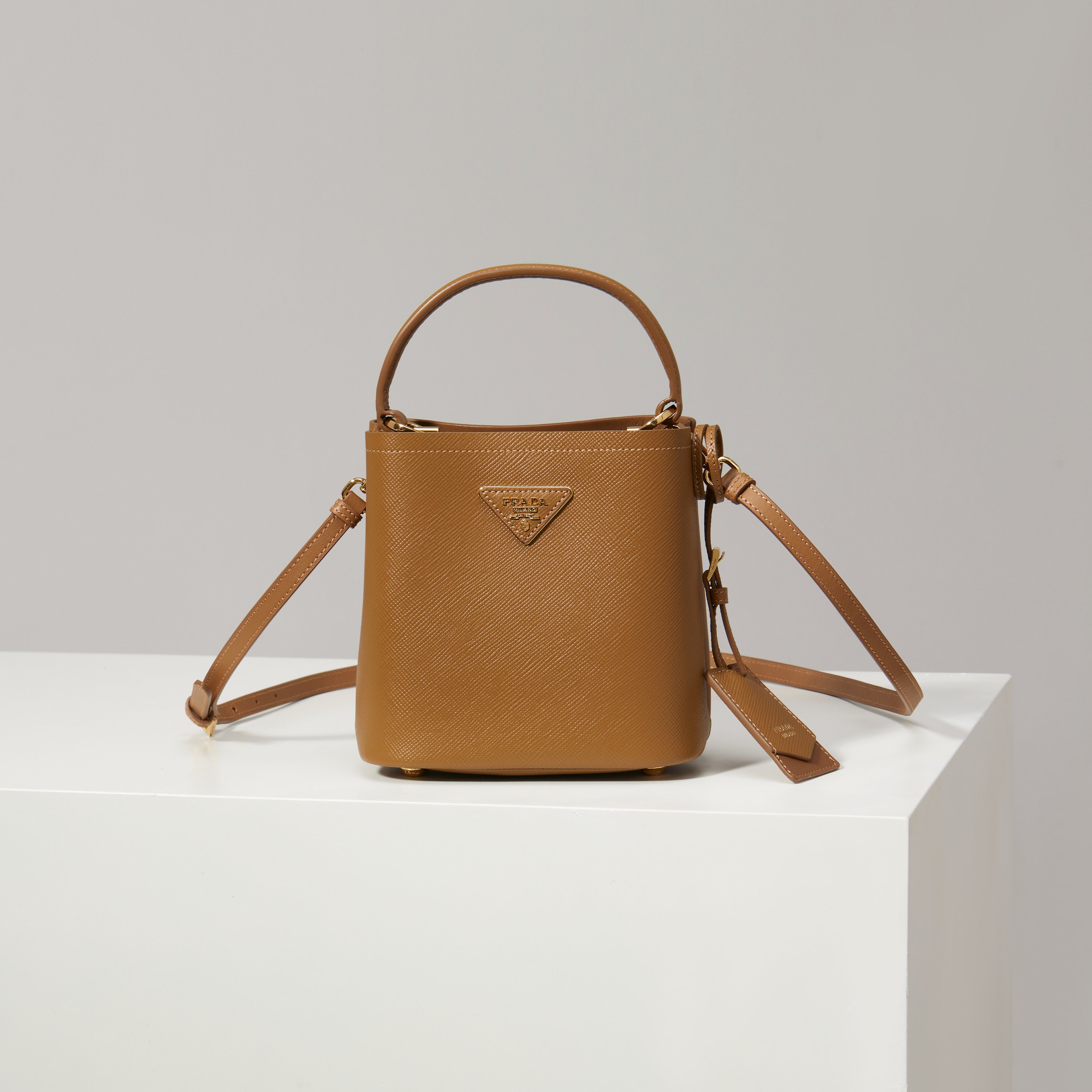 NO:602420,[Special grade original factory] Exclusive first release 1BA217/Caramel/Caramel lining sheepskin/Mini size new color original single item is made of imported Saffiano leather material, detachable shoulder strap, leather nameplate and metal logo complement each other. Leather-covered central pocket with magnetic buckle fastening Saffiano leather triangle logo Contrast color soft sheepskin lining, this  The Double handbag is elegant, eye-catching and unique. It is also a popular style with length 17x height 18x bottom 10.5cm, Prada [price based on volume], prada, sheepskin19860909【特级原厂】独家首发1BA217/焦糖/焦糖内里羊皮/迷你号新色原单货采用进口Saffiano皮革材质 ,可拆卸肩带、皮革铭牌和金属徽标相得益彰.皮革包覆式磁扣扣合的中央口袋 Saffiano皮革三角形徽标 撞色软羊革衬里, 这款 Double手袋款式优雅,醒目而别致,又是一款火爆款长17x高18X底10.5cm,普拉达【跑量价】,prada,sheepskin,Bag