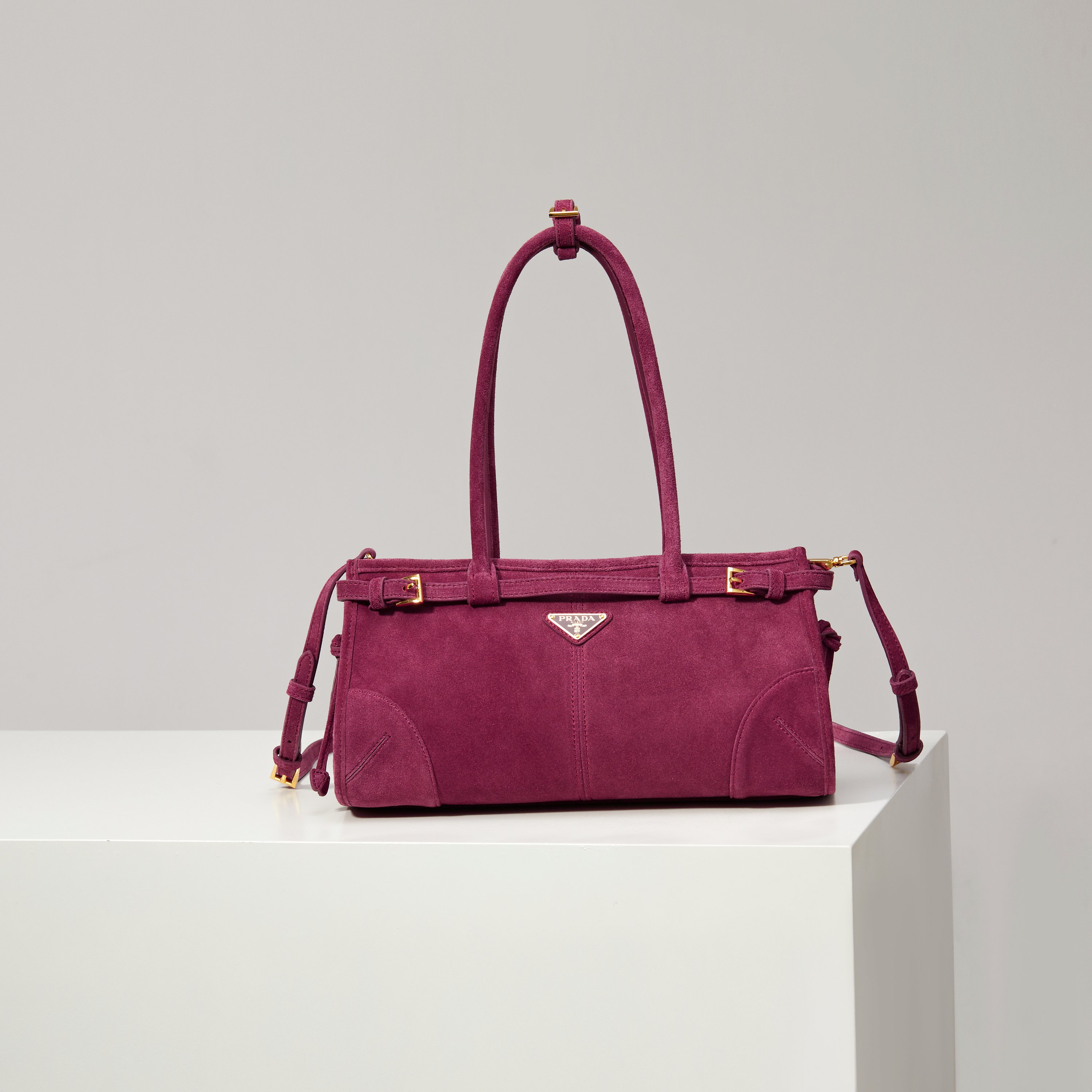 NO:895594,Batch [Super Original] LusSolf nubuck leather 1BA426/burgundy/nubuck leather. This hand-held crossbody bag is made of imported nubuck leather, exuding a classic atmosphere. It is equipped with a detachable and adjustable long shoulder strap, which is convenient for matching on different occasions. It has a very large capacity and is easy to use. It is definitely a must-have for fashionistas. Hurry up and take this retro style handbag home!  Length 32x height 15.5x bottom 12cm, Prada [price based on quantity], prada, satchels, crossbody bags19860909批【特级原厂】LusSolf磨砂皮1BA426/酒红色/磨砂皮 这款手提斜挎包采用进口磨砂皮,散发出古典气息,配有一条可拆卸调节的长肩带,方便不同场合搭配,容量空间非常大,巨巨好用,绝对是时商达人们的必备款,赶紧把这款复古格调手拎包带回家吧！长32x高15.5x底12cm,普拉达【跑量价】,prada,satchels,crossbody bags,Bag