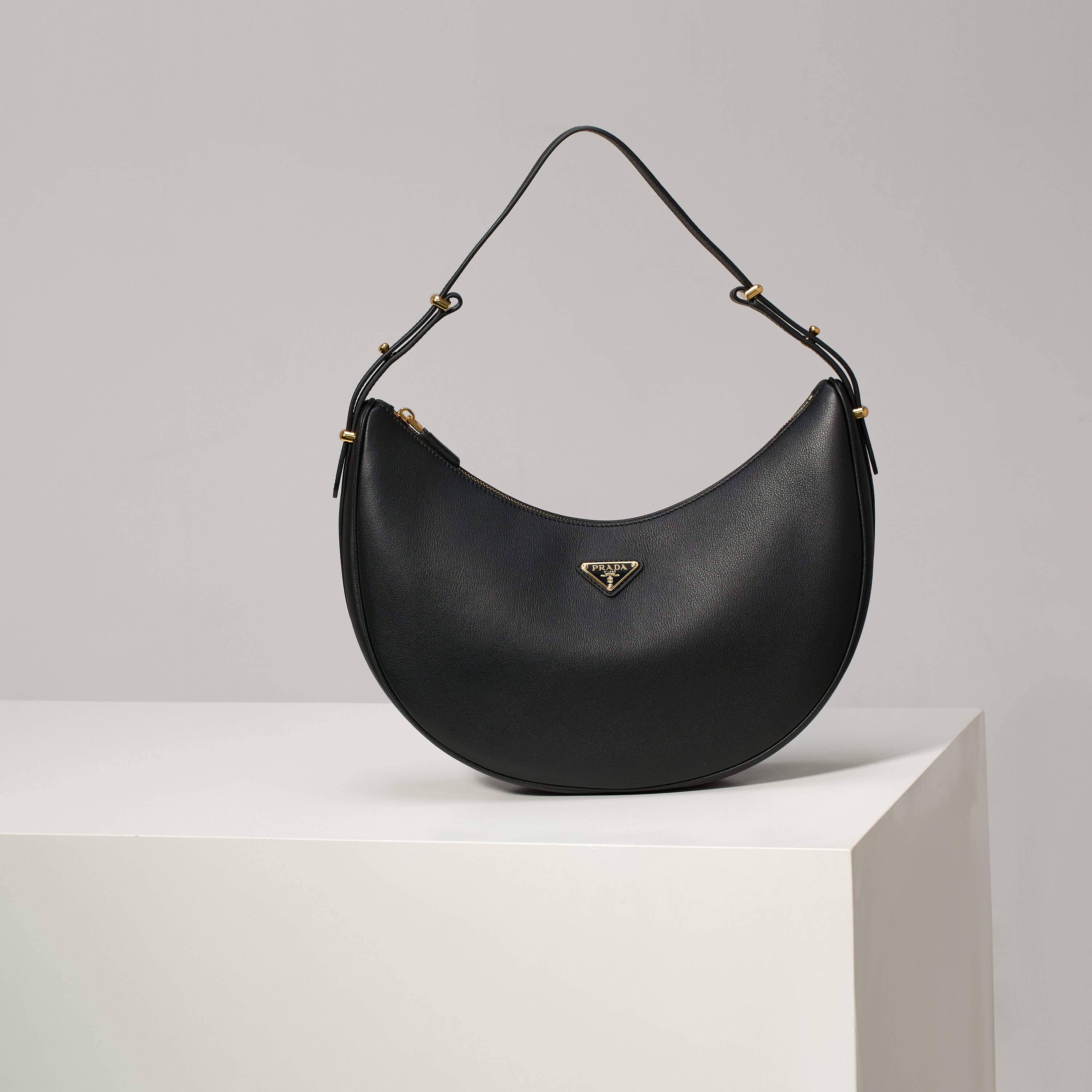 NO:602346,[Special Original] Large Moon Handbag 1BC212 Black/Large Shoulder Bag The design inspiration comes from the exploration of the Hobo silhouette, with soft lines and a modern feel. The gentle leather outline is combined with sufficient space and metal hardware accessories to embellish it. The upper body effect is very fashionable and grand. Hurry up and get it. It is another hot-selling style that will never go out of style. The dimensions are 35x long 22.5x high 22.5x bottom 8cm!  ,Prada [price based on quantity],prada,shoulder bags19860909【特级原厂】大号Moon手袋1BC212黑色/大号款单肩包的设计灵感源自对Hobo廓形的探索,线条柔美,颇具现代感.婉转的皮革轮廓结合容量空间充足金属五金配件点缀其间,上身效果非常时尚又大气,赶紧入手吧,又是一款永久不过时爆款尺寸长35x高22.5x底8cm！,普拉达【跑量价】,prada,shoulder bags,Bag