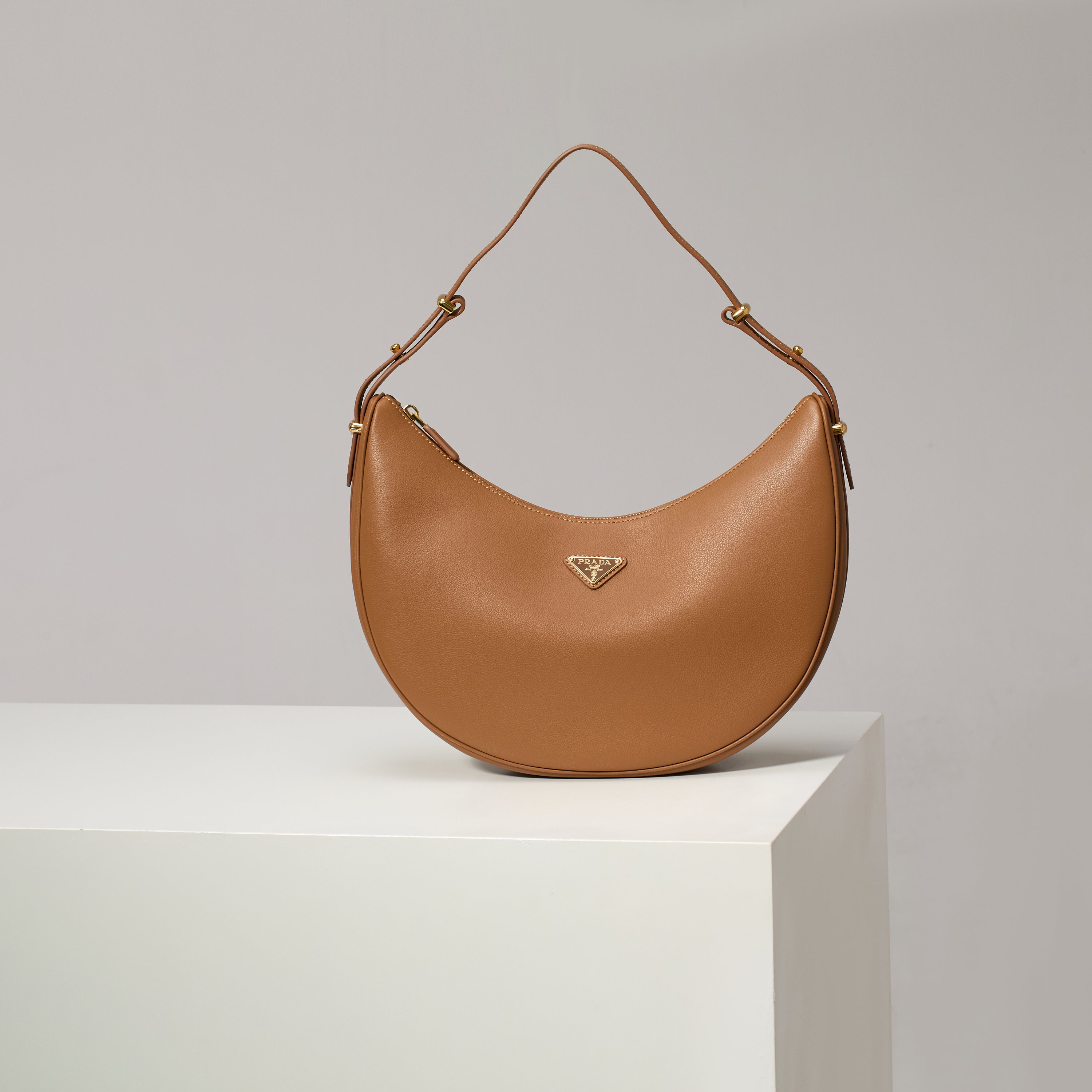 NO:602356,[Special Original] Large Moon Handbag 1BC212 Caramel/Large Shoulder Bag The design inspiration comes from the exploration of Hobo silhouette, with soft lines and a modern feel. The gentle leather outline is combined with ample space and metal hardware accessories to embellish it. The upper body effect is very fashionable and grand. Hurry up and get it. It is another hot-selling style that will never go out of style. The dimensions are 35x long 22.5x high 22.5x bottom 8cm!  ,Prada [price based on quantity],prada,shoulder bags19860909【特级原厂】大号Moon手袋1BC212焦糖/大号款单肩包的设计灵感源自对Hobo廓形的探索,线条柔美,颇具现代感.婉转的皮革轮廓结合容量空间充足金属五金配件点缀其间,上身效果非常时尚又大气,赶紧入手吧,又是一款永久不过时爆款尺寸长35x高22.5x底8cm！,普拉达【跑量价】,prada,shoulder bags,Bag