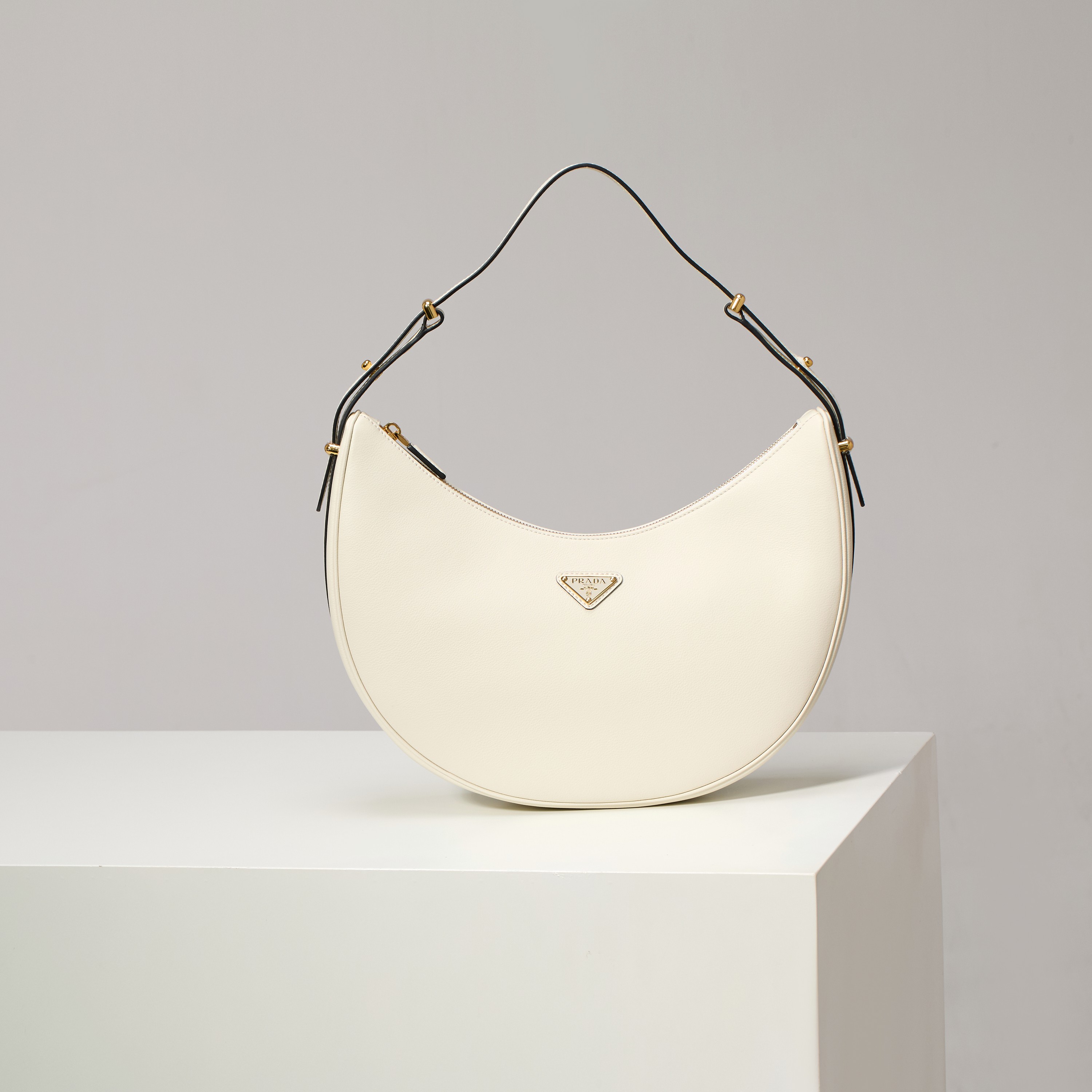 NO:602365,[Special Original] Large Moon Handbag 1BC212 White/Large Shoulder Bag The design is inspired by the exploration of the Hobo silhouette, with soft lines and a modern feel. The gentle leather outline is combined with ample space and metal hardware accessories to embellish it. The upper body effect is very fashionable and elegant. Hurry up and get it. It is another hot-selling style that will never go out of style. The dimensions are 35x long 22.5x high 22.5x 8cm bottom!  ,Prada [price based on quantity],prada,shoulder bags19860909【特级原厂】大号Moon手袋1BC212白色/大号款单肩包的设计灵感源自对Hobo廓形的探索,线条柔美,颇具现代感.婉转的皮革轮廓结合容量空间充足金属五金配件点缀其间,上身效果非常时尚又大气,赶紧入手吧,又是一款永久不过时爆款尺寸长35x高22.5x底8cm！,普拉达【跑量价】,prada,shoulder bags,Bag