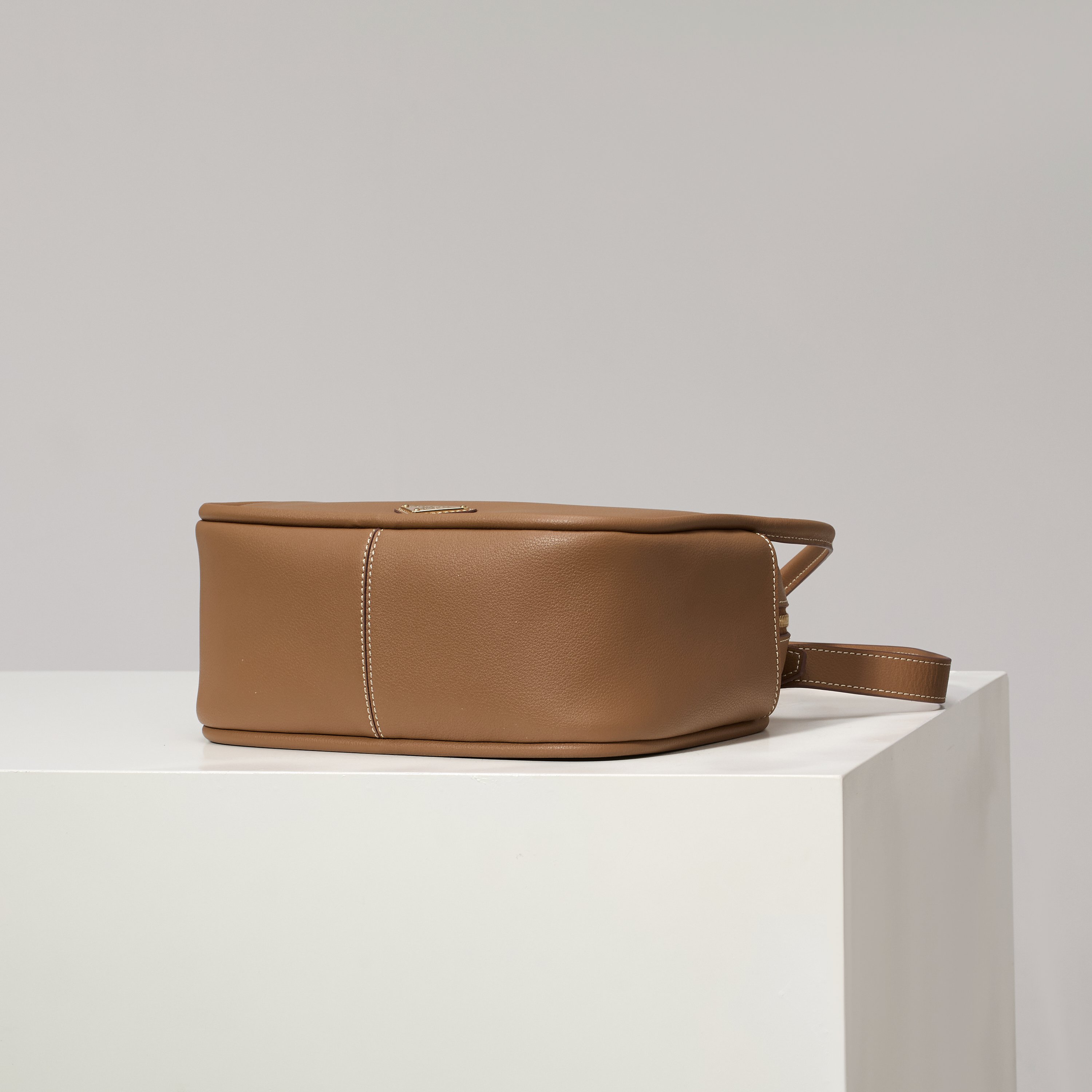 p690。【特级原厂】🎉新品🎉1BA451焦糖/🎉🎉
這款手袋采用进口小牛皮，双手挽設計，一時尚而不失休閒態度，飾有精美細節及金屬飾件。配有一条可拆卸的肩带。容量空间大，简约又大气，又是一款永久不过时爆款🎉🎉
长25x高18x底10cm🎉🎉🎉👏👏👏