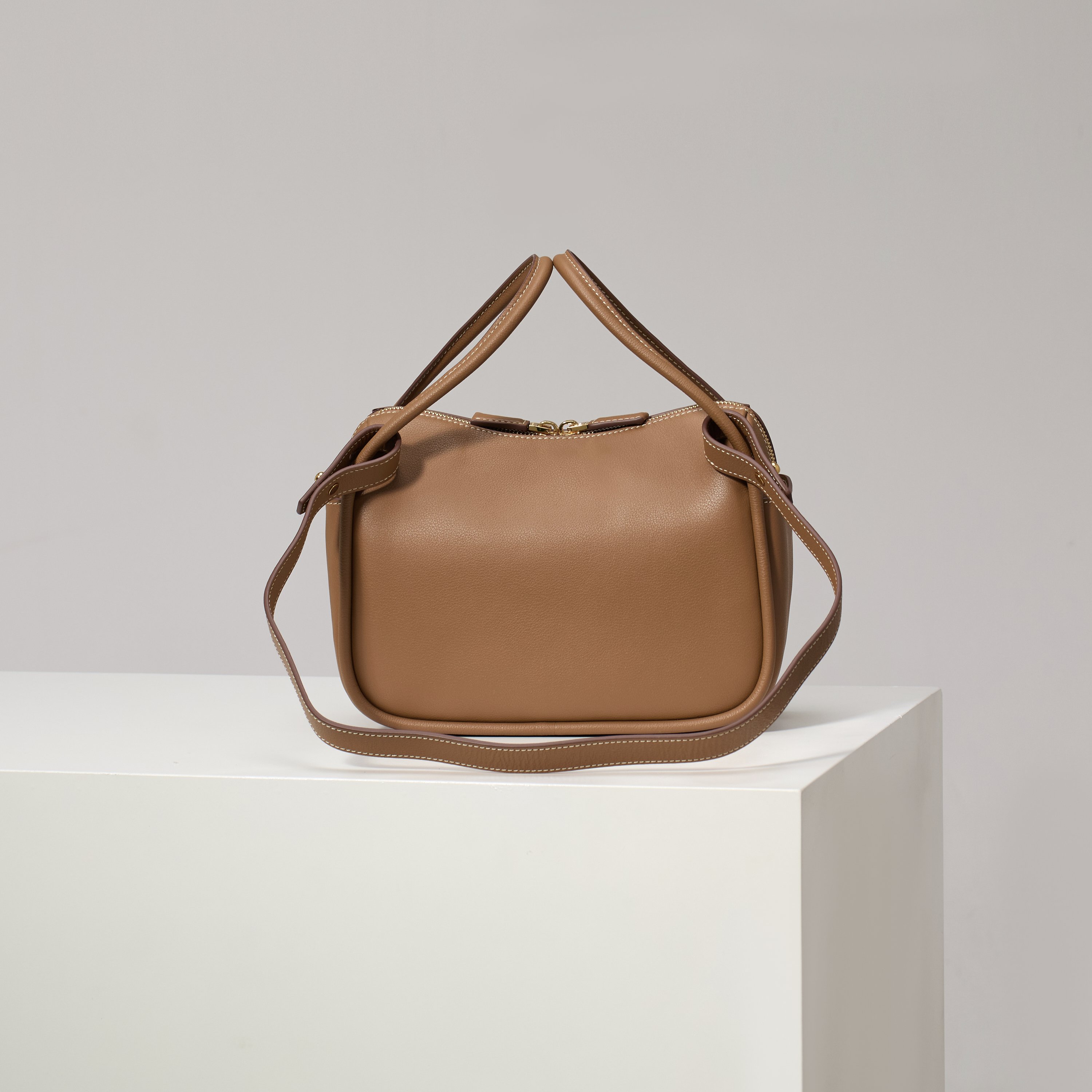 p690。【特级原厂】🎉新品🎉1BA451焦糖/🎉🎉
這款手袋采用进口小牛皮，双手挽設計，一時尚而不失休閒態度，飾有精美細節及金屬飾件。配有一条可拆卸的肩带。容量空间大，简约又大气，又是一款永久不过时爆款🎉🎉
长25x高18x底10cm🎉🎉🎉👏👏👏