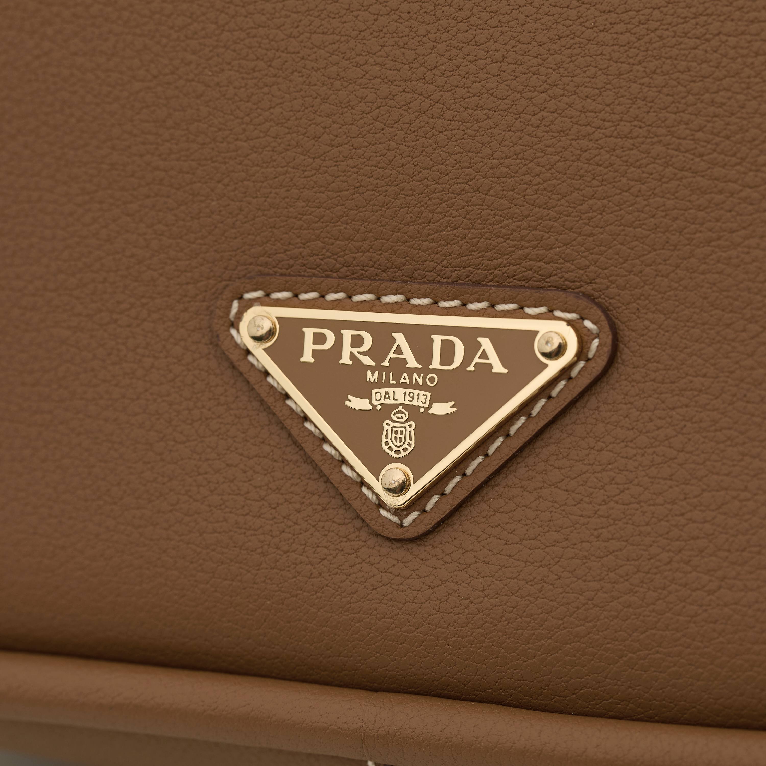 p690。【特级原厂】🎉新品🎉1BA451焦糖/🎉🎉
這款手袋采用进口小牛皮，双手挽設計，一時尚而不失休閒態度，飾有精美細節及金屬飾件。配有一条可拆卸的肩带。容量空间大，简约又大气，又是一款永久不过时爆款🎉🎉
长25x高18x底10cm🎉🎉🎉👏👏👏