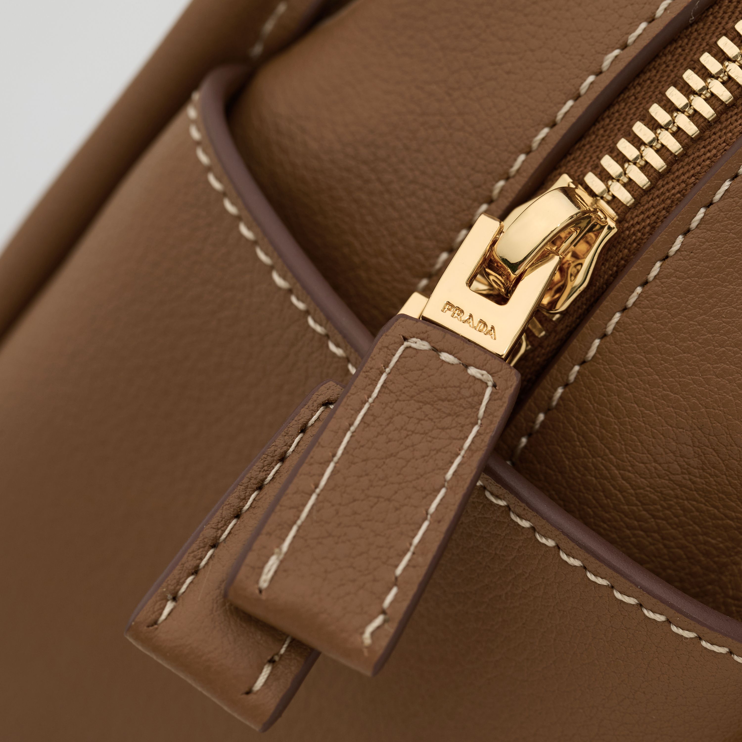 p690。【特级原厂】🎉新品🎉1BA451焦糖/🎉🎉
這款手袋采用进口小牛皮，双手挽設計，一時尚而不失休閒態度，飾有精美細節及金屬飾件。配有一条可拆卸的肩带。容量空间大，简约又大气，又是一款永久不过时爆款🎉🎉
长25x高18x底10cm🎉🎉🎉👏👏👏