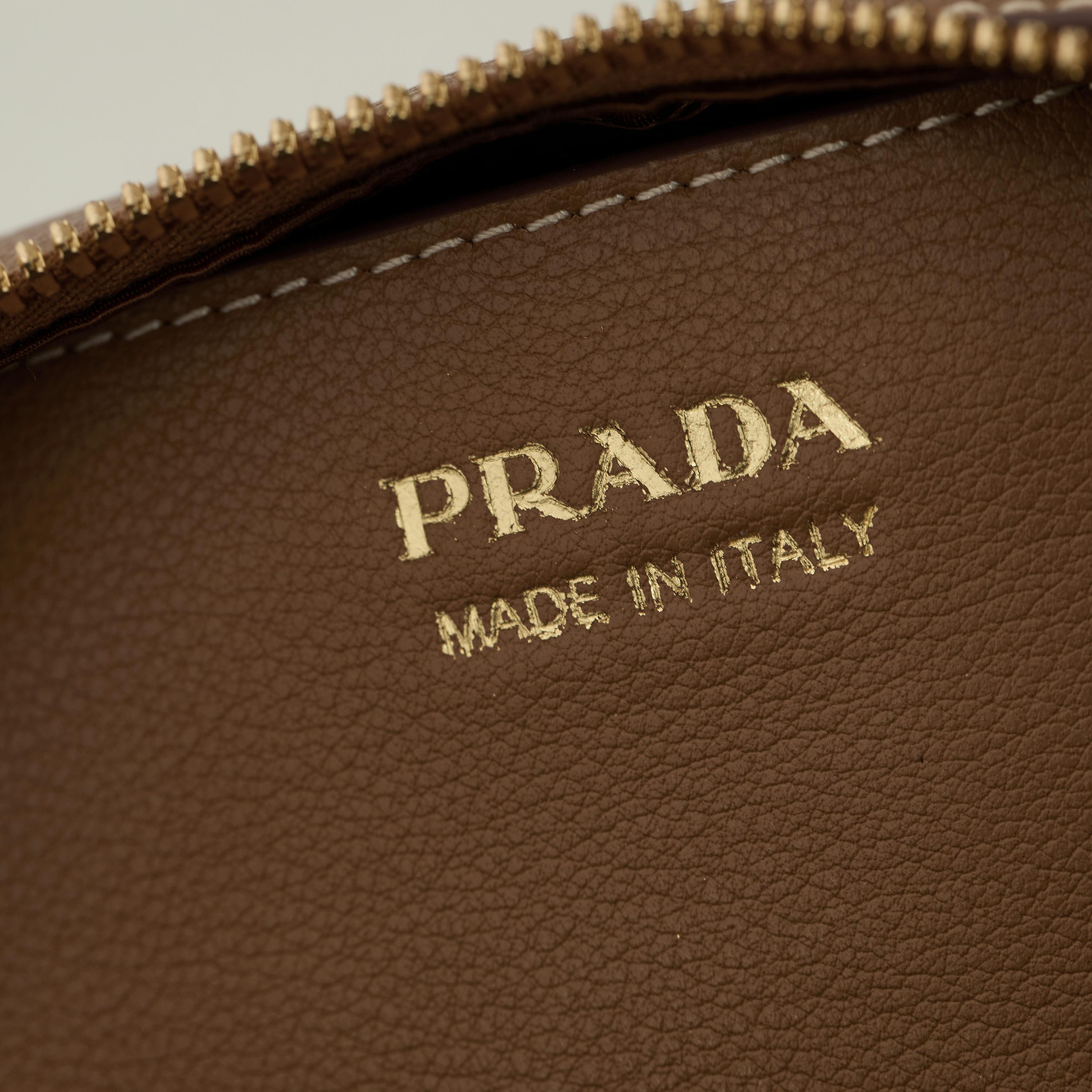 p690。【特级原厂】🎉新品🎉1BA451焦糖/🎉🎉
這款手袋采用进口小牛皮，双手挽設計，一時尚而不失休閒態度，飾有精美細節及金屬飾件。配有一条可拆卸的肩带。容量空间大，简约又大气，又是一款永久不过时爆款🎉🎉
长25x高18x底10cm🎉🎉🎉👏👏👏