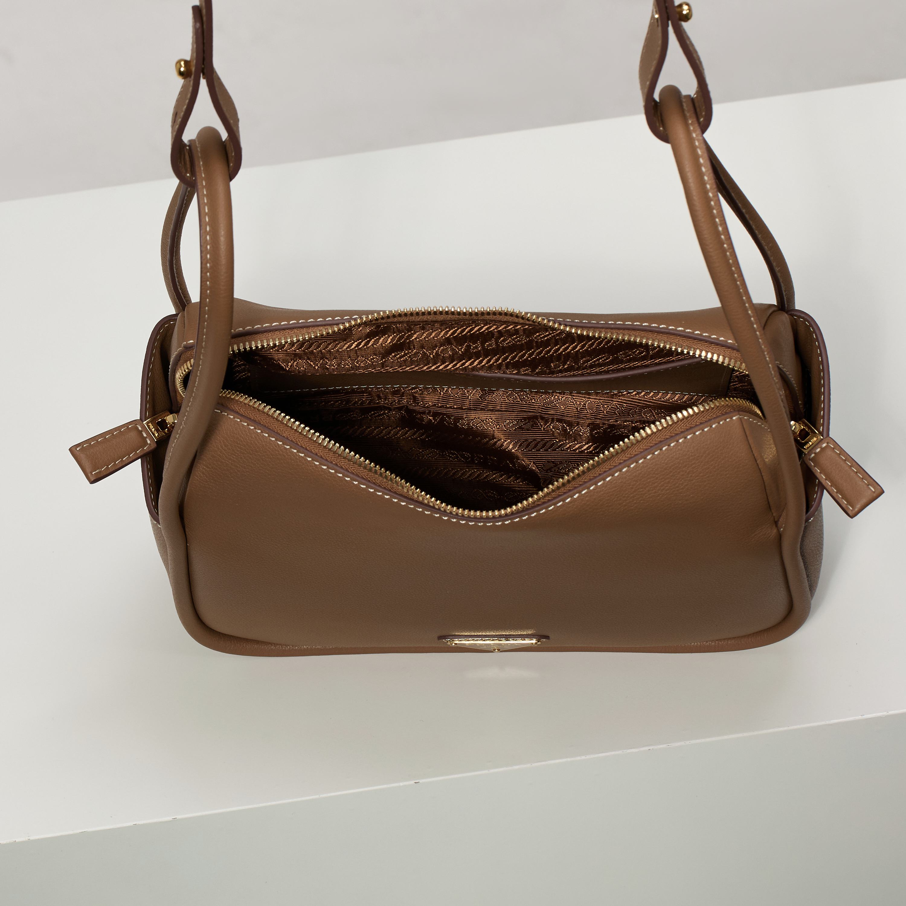 p690。【特级原厂】🎉新品🎉1BA451焦糖/🎉🎉
這款手袋采用进口小牛皮，双手挽設計，一時尚而不失休閒態度，飾有精美細節及金屬飾件。配有一条可拆卸的肩带。容量空间大，简约又大气，又是一款永久不过时爆款🎉🎉
长25x高18x底10cm🎉🎉🎉👏👏👏