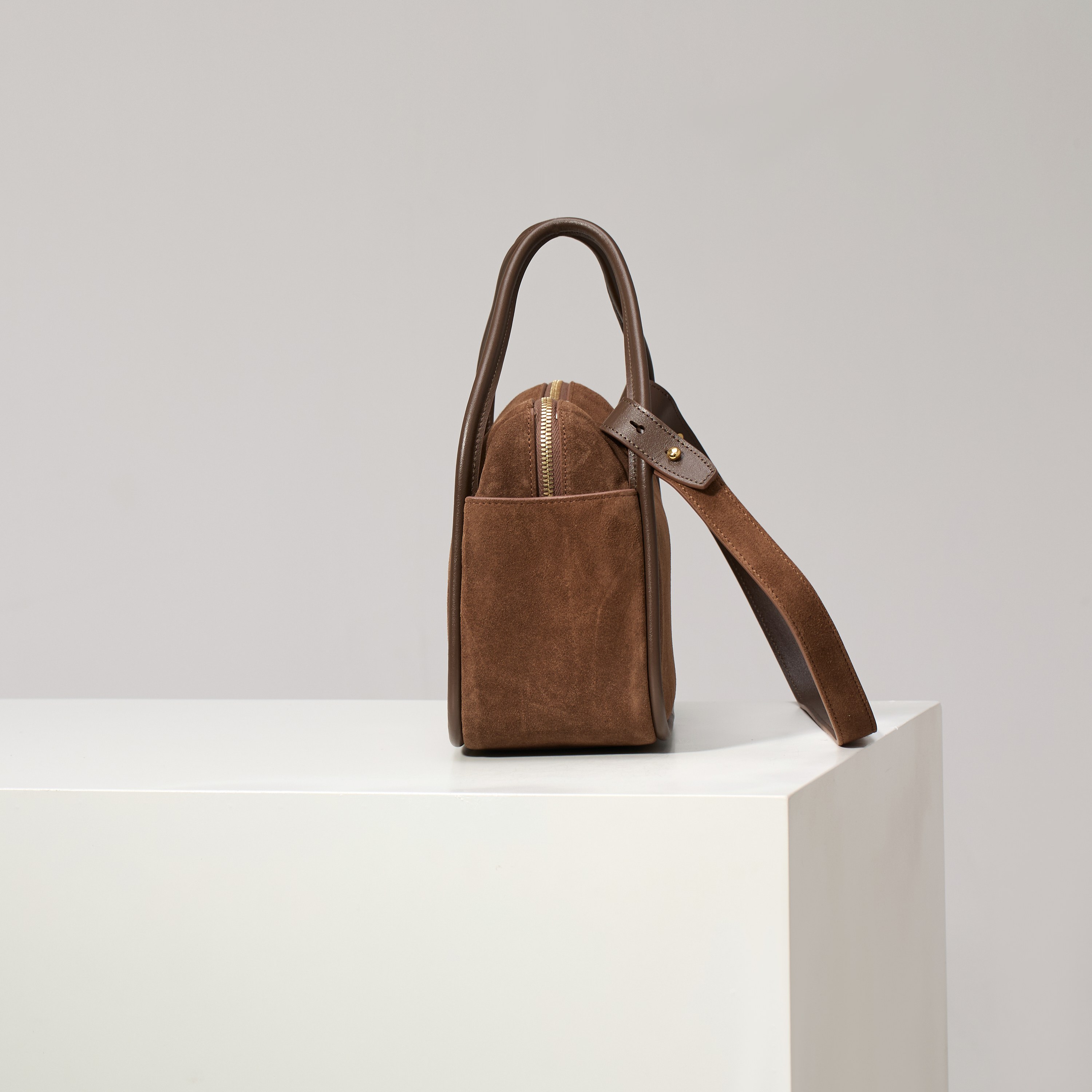 p640。【特级原厂】🎉新品🎉1BA451磨砂棕/🎉🎉
這款手袋采用进口小牛皮，双手挽設計，一時尚而不失休閒態度，飾有精美細節及金屬飾件。配有一条可拆卸的肩带。容量空间大，简约又大气，又是一款永久不过时爆款🎉🎉
长25x高18x底10cm🎉🎉🎉👏👏👏